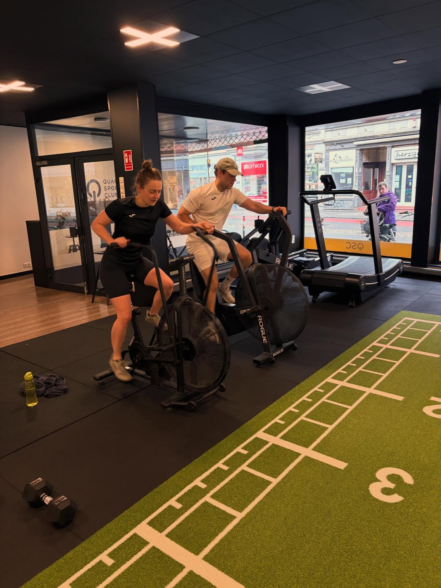 25 ist vorbei. Finish strong.
Kein großes Feuerwerk.
Kein leeres Gerede.
Nur Arbeit, Schweiß und Fokus.
Silvesterkurs im QSC.
Dankbar für diese Community, diesen Drive, diese Energie.
Wir schließen ein Jahr ab -
nicht leise, sondern sauber.
Und gehen bereit ins nächste.
Finish strong. Always. 🖤🫡
#QuarterSportsClub #finishstrong #communityfirst #hybrid #strength