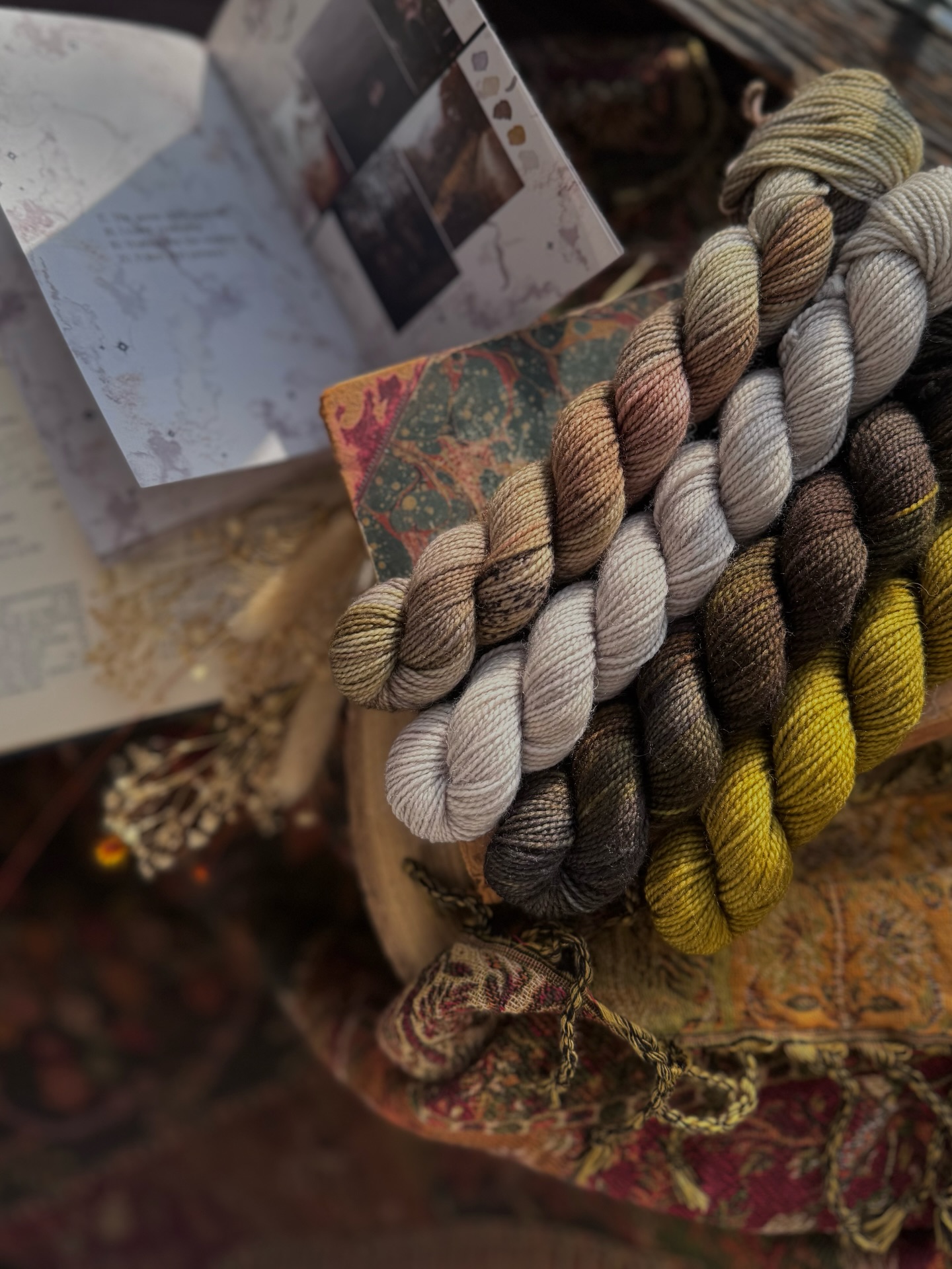 Advent Days 16-20 ✨
Finishing up the penultimate moodboard with a little group shot before we move to the rainy city inspiration where things take a cooler turn 🌧️
#pigmentandply #thesocietyofquietsolitudes