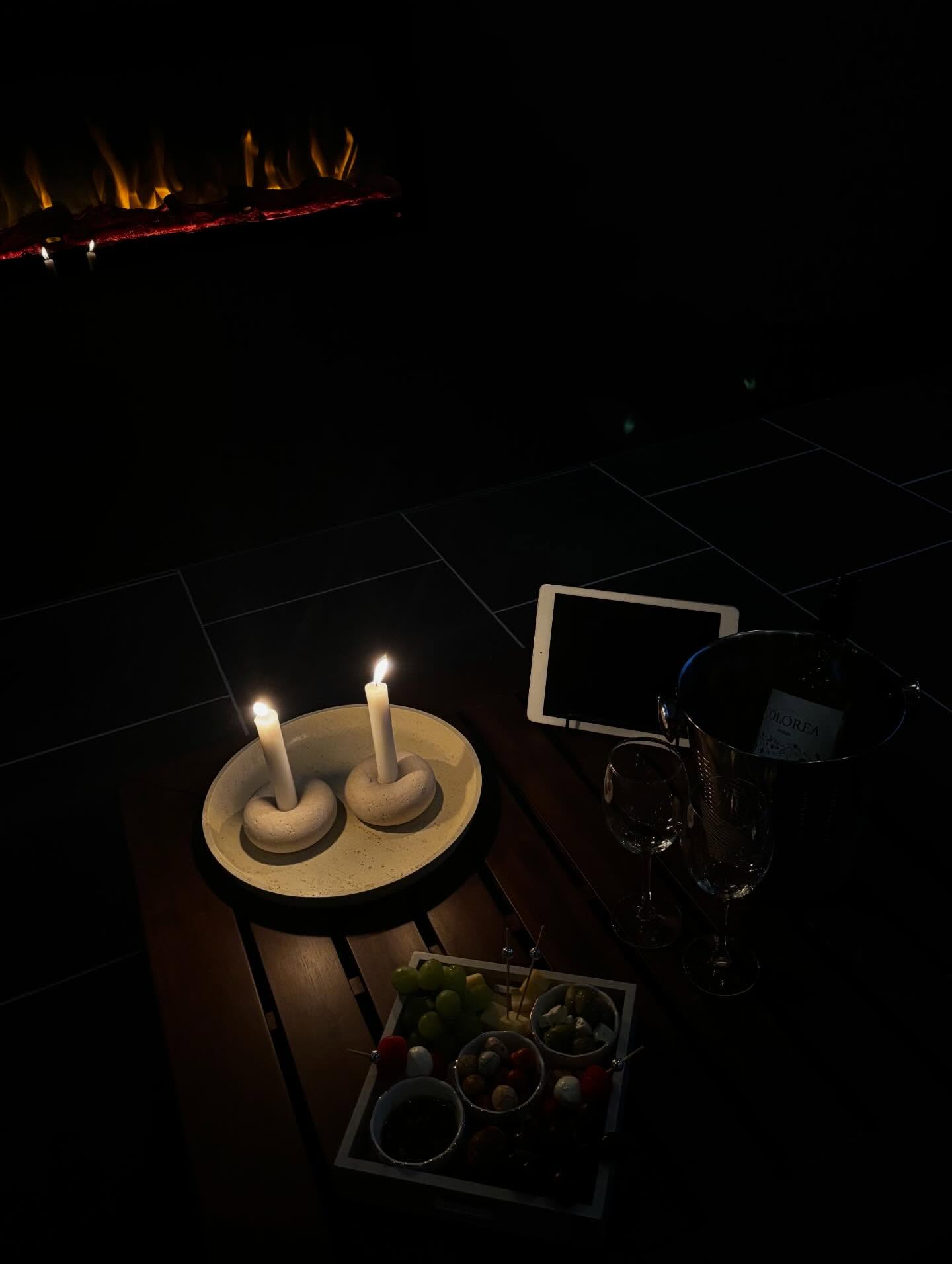 Het nieuwe jaar beginnen zoals het hoort: rust, warmte, een hapje en drankje én genieten in onze privé wellness .. 🎇🥂✨