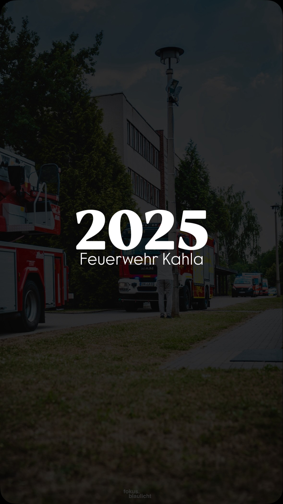 Ein ereignisreiches Jahr mit zahlreichen Einsätzen, Übungen und vielen gemeinsamen Momenten liegt hinter uns. Jeder einzelne Einsatz zeigt, was uns ausmacht: ein starkes Team, das füreinander einsteht und für andere da ist.
Danke für euren unermüdlichen Einsatz, eure Kameradschaft und euer Engagement für das Ehrenamt.
Dieser Dienst wäre jedoch nicht möglich ohne den Rückhalt unserer Familien. Ein herzliches Dankeschön gilt daher auch allen Angehörigen, die mit Verständnis, Unterstützung und Geduld hinter uns stehen.
•
#feuerwehrkahla #freiwilligefeuerwehr #imeinsatzfürkahla #kameradschaft #2025