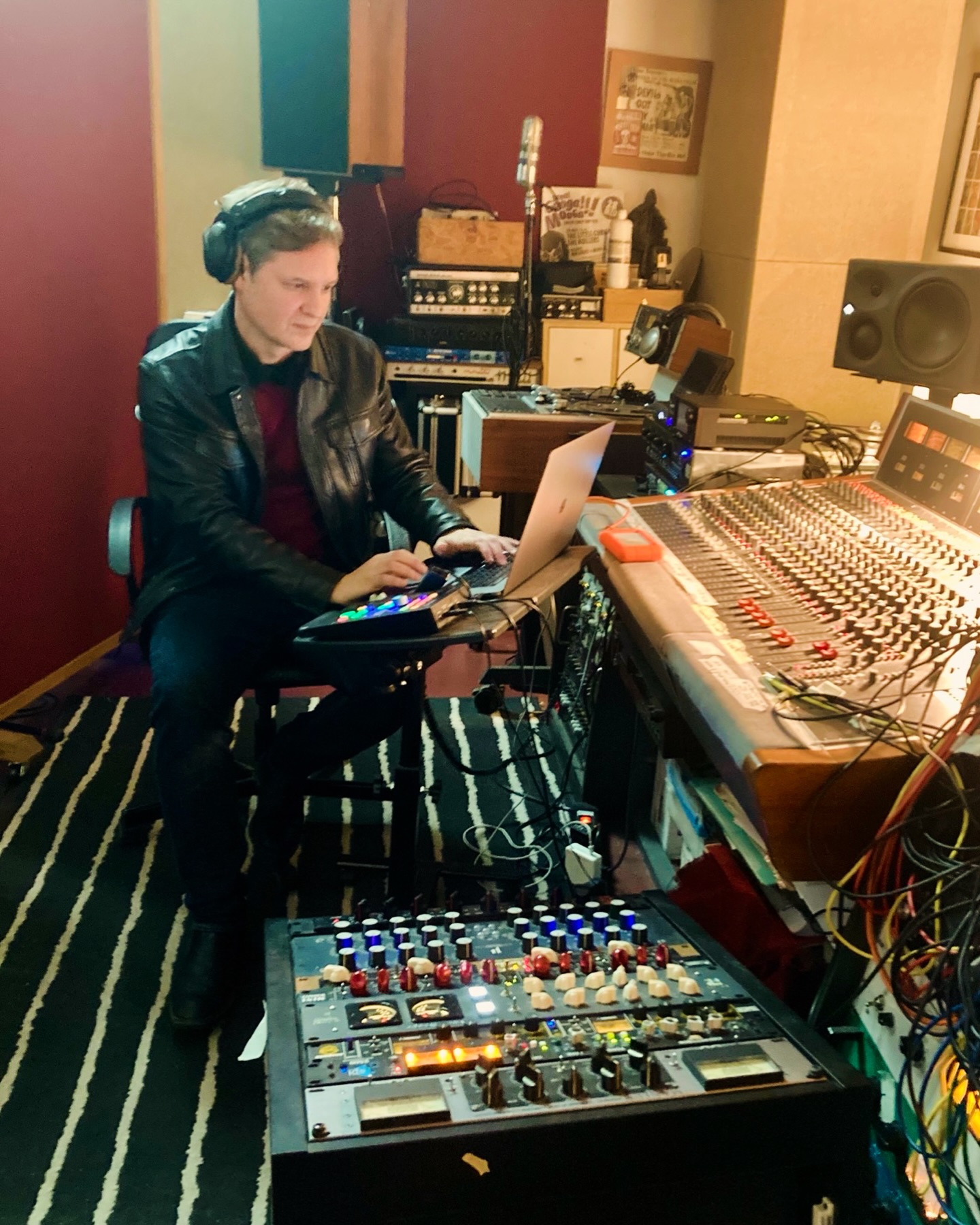 Se me ha echado el fin de año encima y he tenido que tirar de archivo.
La foto (no recuerdo quién la hizo, pero gracias) rodeado de cables y cacharros representa bastante bien mi trabajo, que por suerte he podido desarrollar este año en muchos proyectos distintos.
Mil gracias a todos y todas los que habéis contado conmigo para producir, tocar, grabar y mezclar en Hollers Analog Studio, o para masterizar en @maximorbmastering.
Ha sido un placer trabajar con vosotros y vosotras. Espero que nos veamos en 2026.
#estudiodegrabacion
#analogstudio
#produccionmusical
#mastering
#recordingsrudio