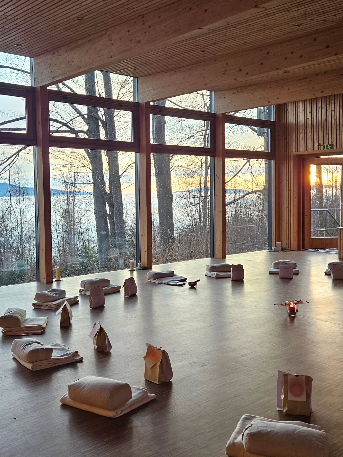 Bye Dezember.
Ein Jahresendspurt der es in sich hatte abgeschlossen mit dem Fest der Liebe, dreimal auf unterschiedlichste Weise zelebriert.
Genauso divers war der ganze Monat.
• Ein letztes Retreat für dieses Jahr. Ein letztes Mal ein ganzes Wochenende abtauchen für unser jährliches Auftanken vorm Weihnachtstrubel.
• Visionboard Workshop
• letzte Radtouren bei 15° & -4°C
• ein hoch auf Papa, 60 Jahr!
• letzte Wanderungen
• Yin Specials mit Sound zum Jahresabschluss
• Weihnachtsfeiern on mass
• Nikolo und Kinderaugen glänzen
• Möbel aussuchen, ausmessen, Chaos im Kopf
• 10 Tage frei - vergessen welcher Tag ist - wow
• Weihnachten, Family, Essen, Sitzen
• Netflixen, kuscheln, weinen, gehalten werden
Mein Dezember steht auf jedenfall unter dem Dach Emotionen und Liebe 🎄
Die erste Hälfte nochmal mit Speed und für andere da sein, die zweite Hälfte Deep und fühlen was da ist, mich auffangen lassen.
#dezember #recap #visionboardworkshops #jahreswechsel #retreatjahresabschluss