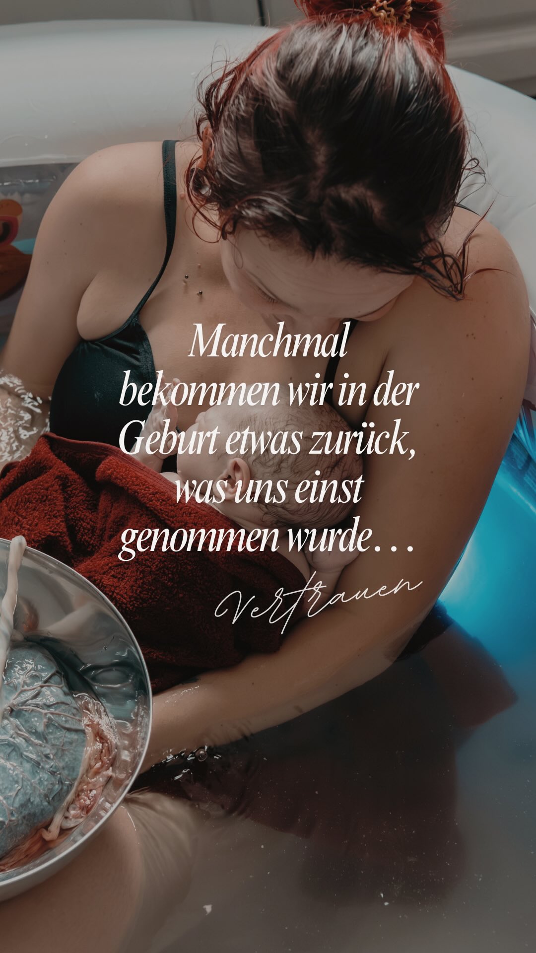 Hausgeburten sind kein Trend.
Sie sind ein Weg – wenn medizinisch nichts dagegen spricht und immer in enger Absprache mit einer erfahrenen Hebamme.
1:1-Begleitung. Interventionsarm. Alle Zeit der Welt.
Faktoren, die Geburt wieder zu dem machen können, was sie ursprünglich ist.
Diese Frau wollte eigentlich nur eine Hausgeburt.
Doch sie bekam das zurück, was ihr einst genommen wurde: Vertrauen.
Vertrauen in ihren Körper.
In ihre weibliche Urkraft.
In ihre Fähigkeit zu gebären – in ihrem Tempo, in ihrer Sicherheit, in ihrer Wahrheit.
Und weißt du was?
Ich kenne diesen Weg.
Auch ich habe bei meiner ersten, hochdramatischen Klinikgeburt das Vertrauen in meinen Körper verloren.
Ich bin danach lange nicht mehr dieselbe Frau gewesen.
Erst meine letzte Hausgeburt hat mir all das zurückgegeben,
was ich tief in mir vermisst habe.
Heute weiß ich:
Geburt kann heilen.
Geburt kann uns erinnern.
Geburt kann uns wieder nach Hause zu uns selbst führen.
Folge @soulmom.era @soulmom.era @soulmom.era
SEO | Hausgeburt, Geburtsfotografie, Geburt kann Heilung sein, selbstbestimmte Geburt,