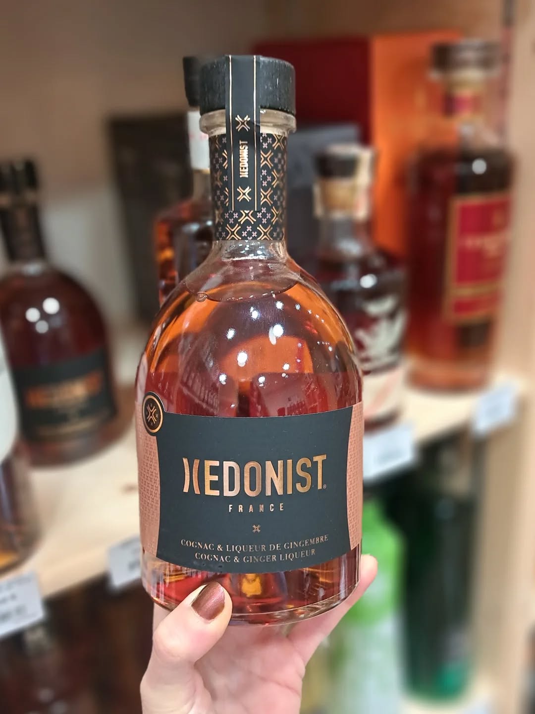 | Spiritueux |
Le Réveillon approche 🎉 On vous propose une idée de cocktail chic et originale : un Hedonist Spritz ! ✨️🍹
L'Hedonist c'est une liqueur au Cognac et au Gingembre. Un équilibre subtil alliant la puissance et la noblesse du Cognac, avec la fraîcheur du gingembre et la douceur de la vanille.
🥃 Pour le cocktail, rien de plus simple :
4 Cl de liqueur Hédonist
6 Cl de vin mousseux (Champagne, Crémant, Prosecco, ...)
Allonger d'eau gazeuse et régalez-vous !
Ouverture boutique les 30 et 31/12, 10h-13h et 14h et 18h30.
Passez de belles fêtes 🤗
#Spiritueux #cocktail #Cognac #caviste