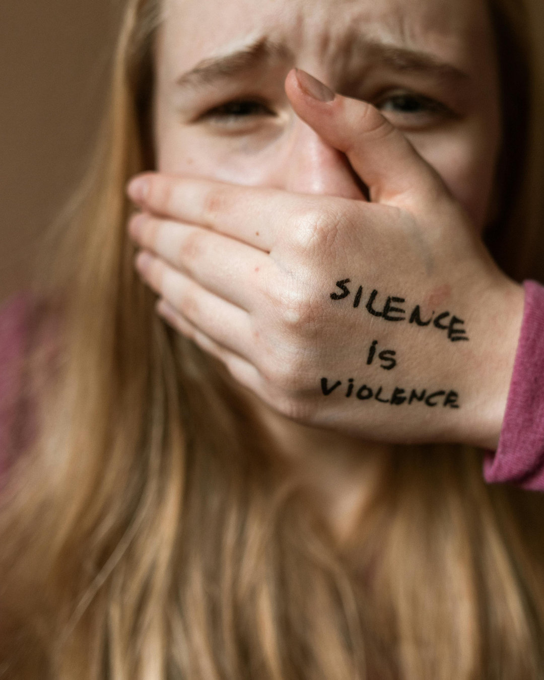 Uuel aastal räägime julgemalt!
Aasta viimasel päeval mõtlen ma alati sellele, millest me räägime liiga palju ja millest me ei räägi üldse.
Me räägime väsimusest, läbipõlemisest ja keerulistest suhetest.
Aga me ei räägi piisavalt ühest lausest, mis teeb rohkem kahju, kui me tahame tunnistada.
“Siin on alati kaks poolt.”
“Mõlemad peavad pingutama.”
“Me ei saa kellegi poolele asuda.”
Need laused kõlavad mõistlikult. Küpselt. Professionaalselt.
Ja just seetõttu on nad nii ohtlikud.
Loe edasi gretekald.com/blog
Vinget vana lõppu ja edu ja powerit uude aastasse 2026!