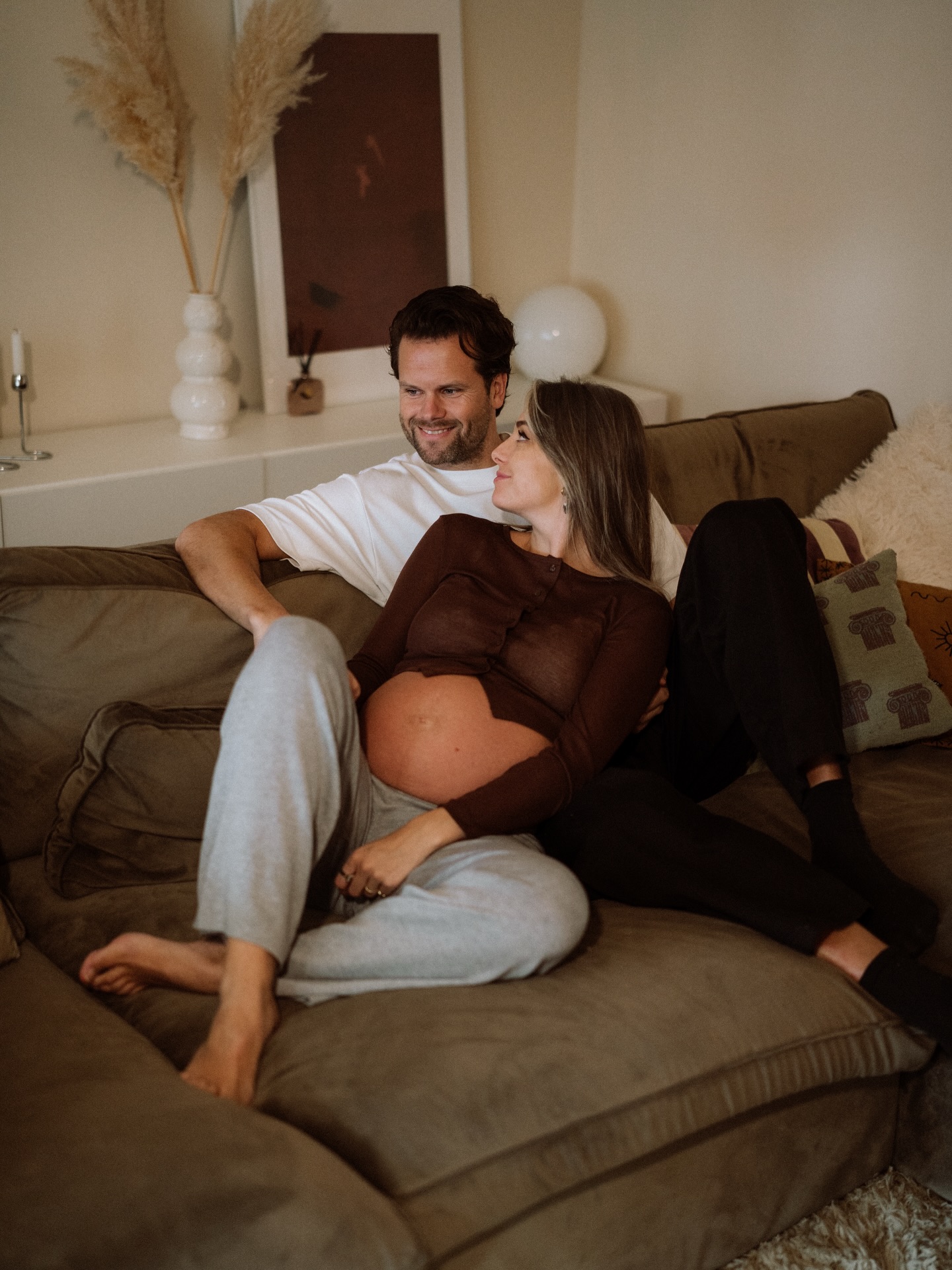 Toen ik bij @melissaeleonora kwam voor haar zwangerschapsshoot was haar vriend @cdpree er ook, dus ook samen hebben we foto’s gemaakt! Relaxed en knuffelend op de bank. En nu ben ik dus helemaal fan van zwangerschapsshoots in huis!😍
#zwangerschapsshoot #fotograafamsterdam #photographernetherlands #fotograaf #pregnancyshoot