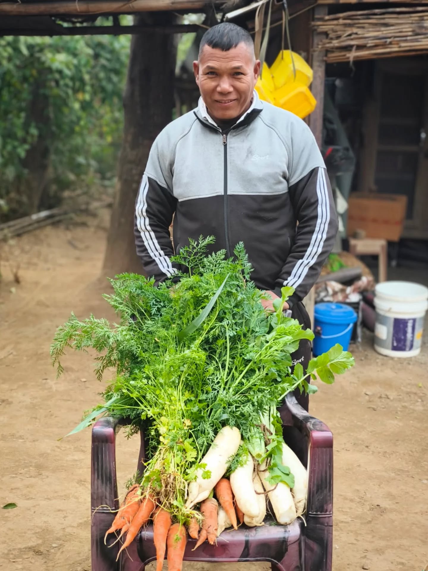 Meet Janak 🌿
From the local community and a tractor owner, Janak is one of the hardest workers we know. Almost every day, he and his team support us by bringing fresh branches, grass, and corn for the elephants. And often, he goes even further—sharing gifts from his own garden or bringing bananas, straight from the heart.
Janak has one of the biggest hearts, and we are incredibly grateful to count on him.
—
Voici Janak 🌿
Issu de la communauté locale et propriétaire de tracteur, Janak est l’un des travailleurs les plus dévoués que nous connaissions. Presque chaque jour, lui et son équipe nous soutiennent en apportant des branches fraîches, de l’herbe et du maïs pour les éléphants. Et bien souvent, il va encore plus loin en partageant des cadeaux de son propre jardin ou en apportant des bananes, offertes avec le cœur.
Janak a l’un des plus grands cœurs, et nous sommes profondément reconnaissants de pouvoir compter sur lui.
#gratitude #communitysupport #localheroes #teamwork #elephantcare elephantwelfare ngo nepal respect solidarité communauté merci bienveillance protectiondeséléphants