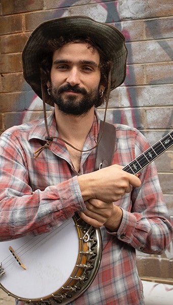 Bringing the vibrancy of New Orleans to life, Kid Hank and his Ockerstra’s repertoire covers traditional blues, Dixieland and swing jazz styles with a sprinkle of ragtime. Hank and the crew create a joyful rendition of ‘NOLA’ street music – toe-tapping beats and lively melodies that transport listeners to the sounds of the early 20th century French Quarter. The Ockerstra’s unmistakable Inner Western earthy notes portray its Sydney origins and the modern twist of classic old-timey jazz and dancing rhythms is guaranteed to have you dancing in your seat!
Resident journo @hazelmeimusic chatted to @kidhanklive ahead of their second @woodfordfolkfestival set. Catch them at Parlour tonight at 11pm and on the 1st of Jan at 3:10pm 🕺