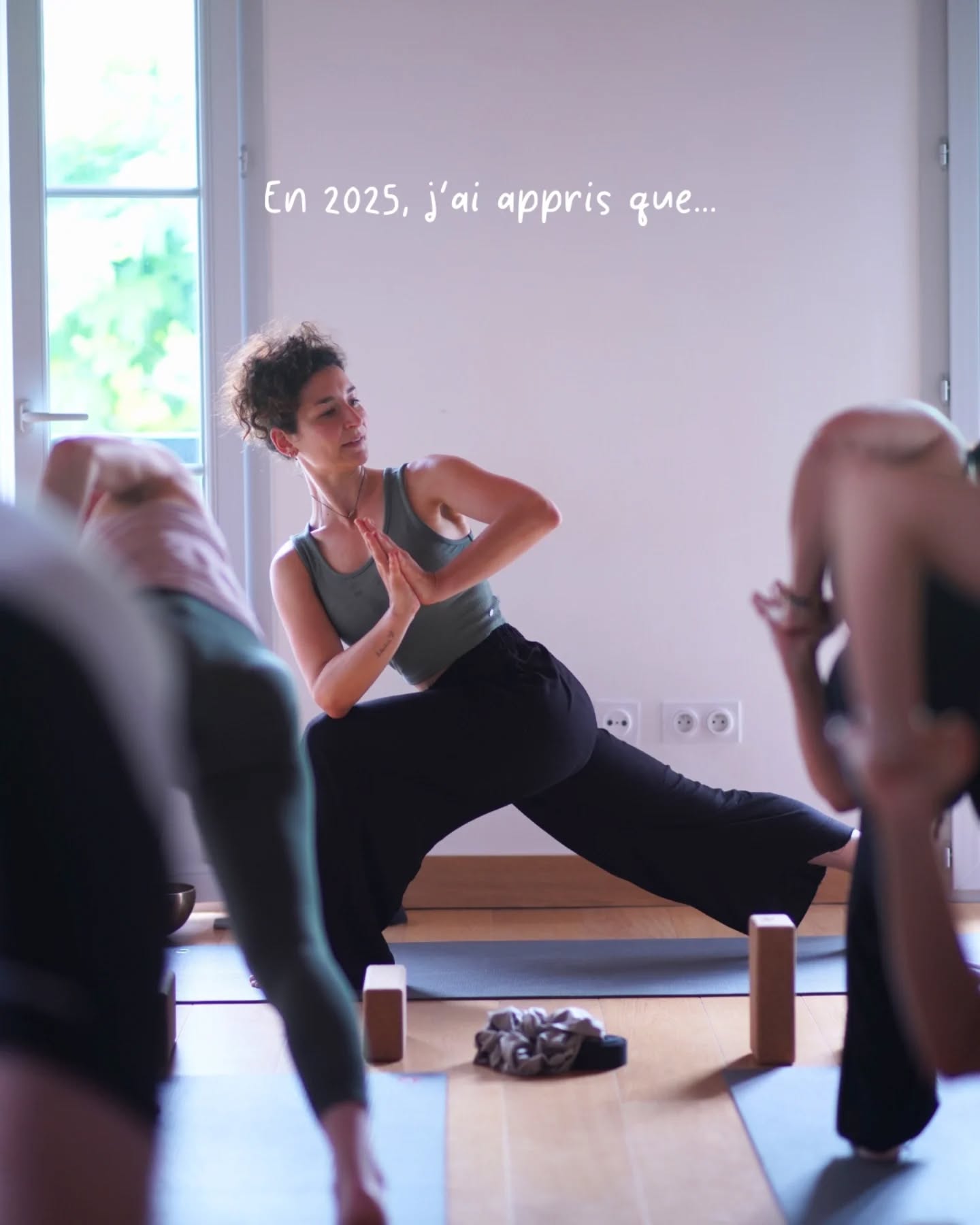 2025 aura été une année qui remue. J'ai foncé puis pour ralenti, écouter et ajuster. Une année où j’ai appris à faire de la place à ce qui est vrai, même quand c’est inconfortable, à laisser tomber certaines résistances et à avancer avec plus de douceur. J’ai compris que rien ne se fait dans la précipitation, que chaque pas compte, même les plus discrets, et que l’élan se construit dans la constance bien plus que dans l’urgence. Ce chemin, je ne le fais pas seule, et c’est aussi ce qui le rend si précieux. Merci pour les partages, les regards, les mots, la confiance et l’énergie échangée. À ce qui se transforme, à ce qui s’ouvre, et à tout ce qui continue de grandir, ensemble et en conscience 🤍
📸 @yogaetxea
#cheminement #authenticité #presence #conscience #alignement