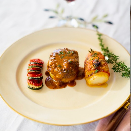 **Tutti parlano della salsa al pepe.**
Io sono l’unico ad aver fatto un vero e proprio dottorato su questa salsa. Ed eccola qui, semplice e diretta: la migliore salsa al pepe del mondo, firmata dallo “chef” che per primo ha riportato in auge la salsa al pepe perfetta.
Sono molto affezionato a una buona salsa al pepe e questa è una delle mie ricette classiche. Ricevo spesso email da chef con cui ho lavorato che mi chiedono la ricetta. La salsa viene servita con una spessa fetta di filetto di manzo alla griglia. Io di solito – come in un Rossini – appoggio la carne su una fetta di brioche tostata, così che la salsa venga assorbita dal pane e tutti i sapori finiscano direttamente in bocca.
Se vuoi rendere la cena di Capodanno ancora più lussuosa, puoi completare il piatto con una fetta di foie gras d’anatra etico leggermente stagionato.
Cerca la ricetta nei commenti.