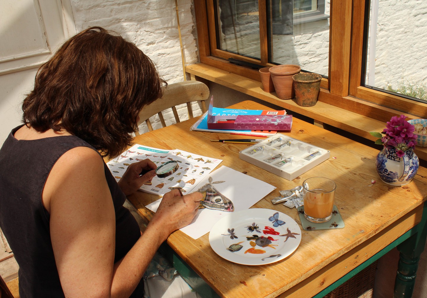 Step inside our studio and meet the hands behind each piece. I draw, print, apply and finish then check every item with absolute care so your homewares age beautifully and last for years. Made in Britain, crafted for giving — perfect for design lovers and thoughtful gift shoppers. Link in bio. ✨🫖🧵🌿
Tell us: which detail would you like to see next?