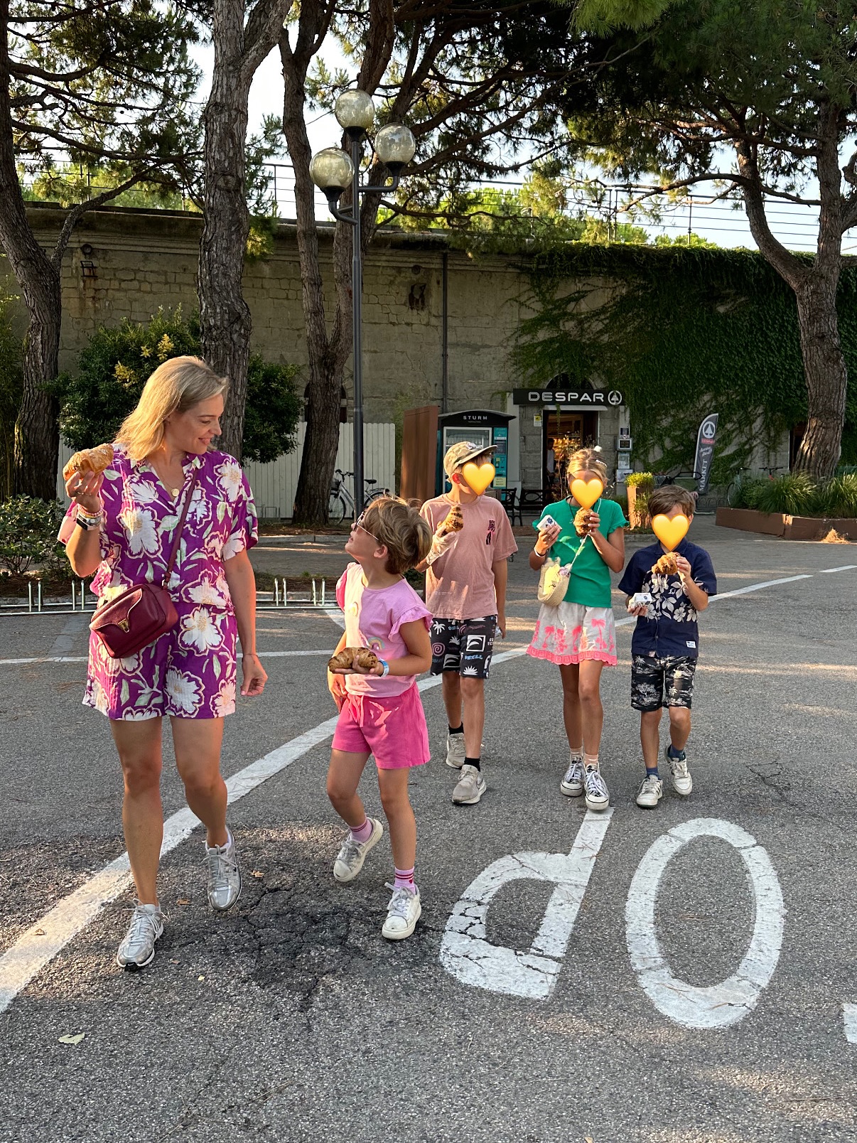 Mijn grootste verrassing van het jaar? Hoe onze samensmelting van 2 gezinnen naar 1 huis is gegaan 😅
De grote ronde eettafel waar ik alleen een baby zat te voeren met kots op mijn schouder en tegelijk een kleuter probeerde te coachen naar het proeven van een tomaat, is nu veranderd in een middelpunt van gezelligheid. Met eindeloos veel spelletjes, geknutsel, scheet-grappen (geweldig 4 mannen in huis) en door elkaar kletsen tijdens het avondeten. Ik voel me trots en intens dankbaar. Niet omdat het ‘gelukt’ is, whatever that means, maar omdat we de liefde hebben laten winnen van de angst ❤️🔥
Ik heb mezelf verrast, hoe goed ik ga op de drukte met z’n zessen en dat er altijd wel iets gaande is. Het is goud om iemand naast me te hebben die me kan spiegelen (is echt anders als single parent iykyk) en backup kan geven. Hoe rijk ik me voel als vier kinderen aan mijn lippen hangen bij het voorlezen en hoe ik ook kan genieten wanneer ze allemaal in bed leggen en we elkaar high fiven ‘het is weer gelukt!’.
De reden dat het zo’n succes is, is dat we nooit gefocust hebben op dat het een succes moet worden.
We hebben vanaf het begin gezegd: het samenwonen is een experiment. Dit is een avontuur wat niet hoeft te lukken. We willen het gewoon proberen. Niet omdat het alleen wonen slecht was, maar omdat we verlangen naar meer meemaken van het dagelijks leven van elkaar, in plaats van er over te vertellen aan de telefoon. Samen het leven beleven.
En dus gingen we het avontuur aan. Zonder te weten hoe en wat, maar met genoeg liefde en vertrouwen in elkaar dat we het uitvogelen whatever happens. We kozen om niet vooruit te bedenken wat er allemaal zou kunnen gebeuren. We kozen om te doen, en te kijken wat er werkelijk ontstaat.
Actie brengt helderheid en vertrouwen. Niet andersom.
Of het een succes story blijft? I don’t know, en het maakt me eigenlijk ook niet zoveel uit. Deze momenten, lessen en succeservaring koester ik.
👉 Wat zou jij in 2026 uitproberen als het niet hoeft te lukken?