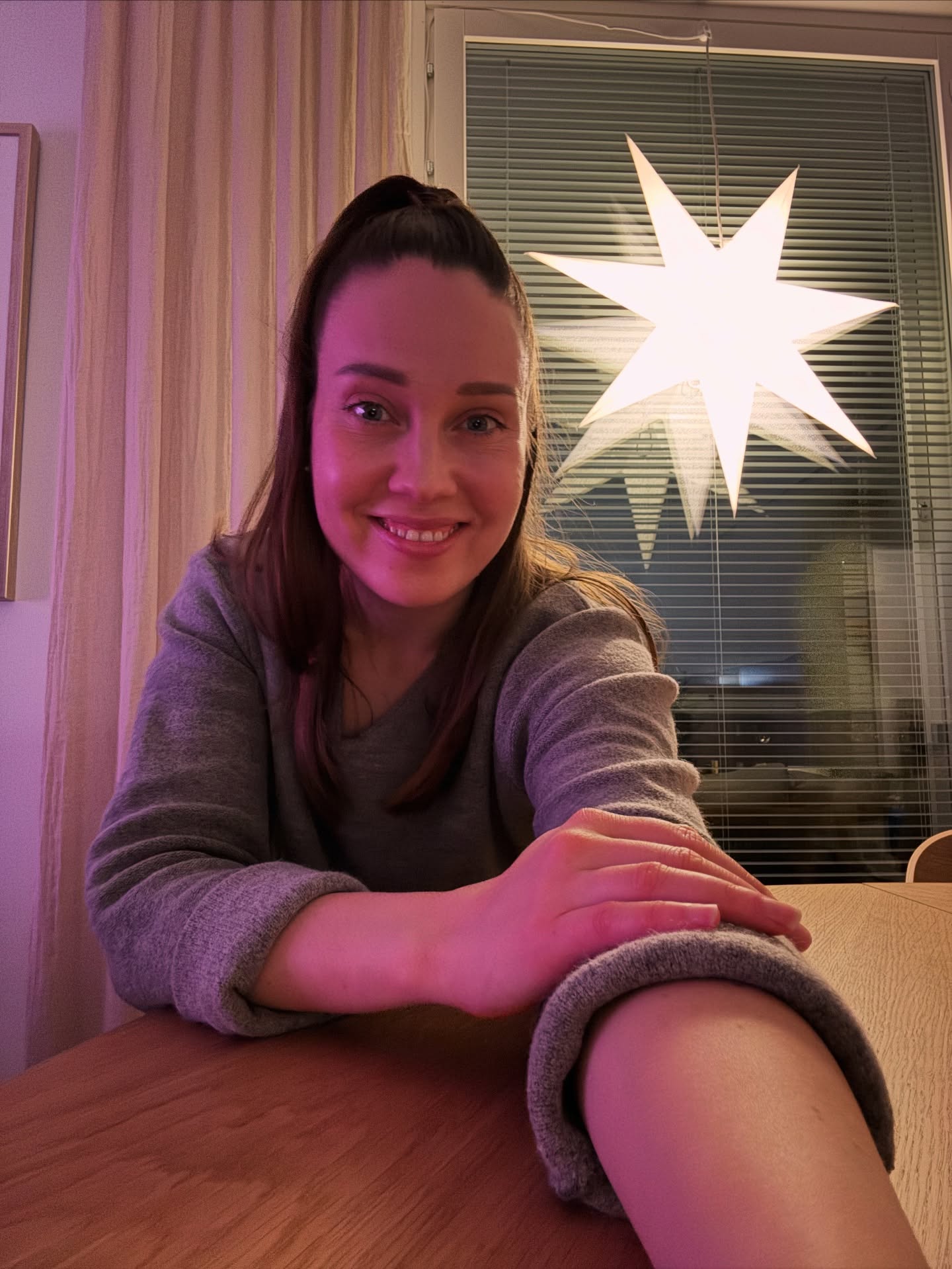 ✨ Hyvää uutta vuotta 2026 ✨
Uusi vuosi ei ala tyhjältä pöydältä – se jatkuu siitä, mihin jäimme. Mukana kulkevat kokemukset ja opit, mutta myös se, mikä on jo asettunut kohdalleen. Kaikkea ei tarvitse arvioida uudelleen eikä kaikkea kehittää. Kaikella on aikansa, kaikki ei vaadi muutosta.
Toivottavasti vuosi 2026 tarjoaa jokaiselle terveyttä, turvaa, toivoa ja hetkiä, joissa on hyvä olla. Pieniä ja isoja onnistumisia, merkityksellisiä kohtaamisia ja riittävästi valoa ihan siihen tavalliseen arkeen. ✨
Tervetuloa uusi vuosi!
#newyear #uusivuosi2026