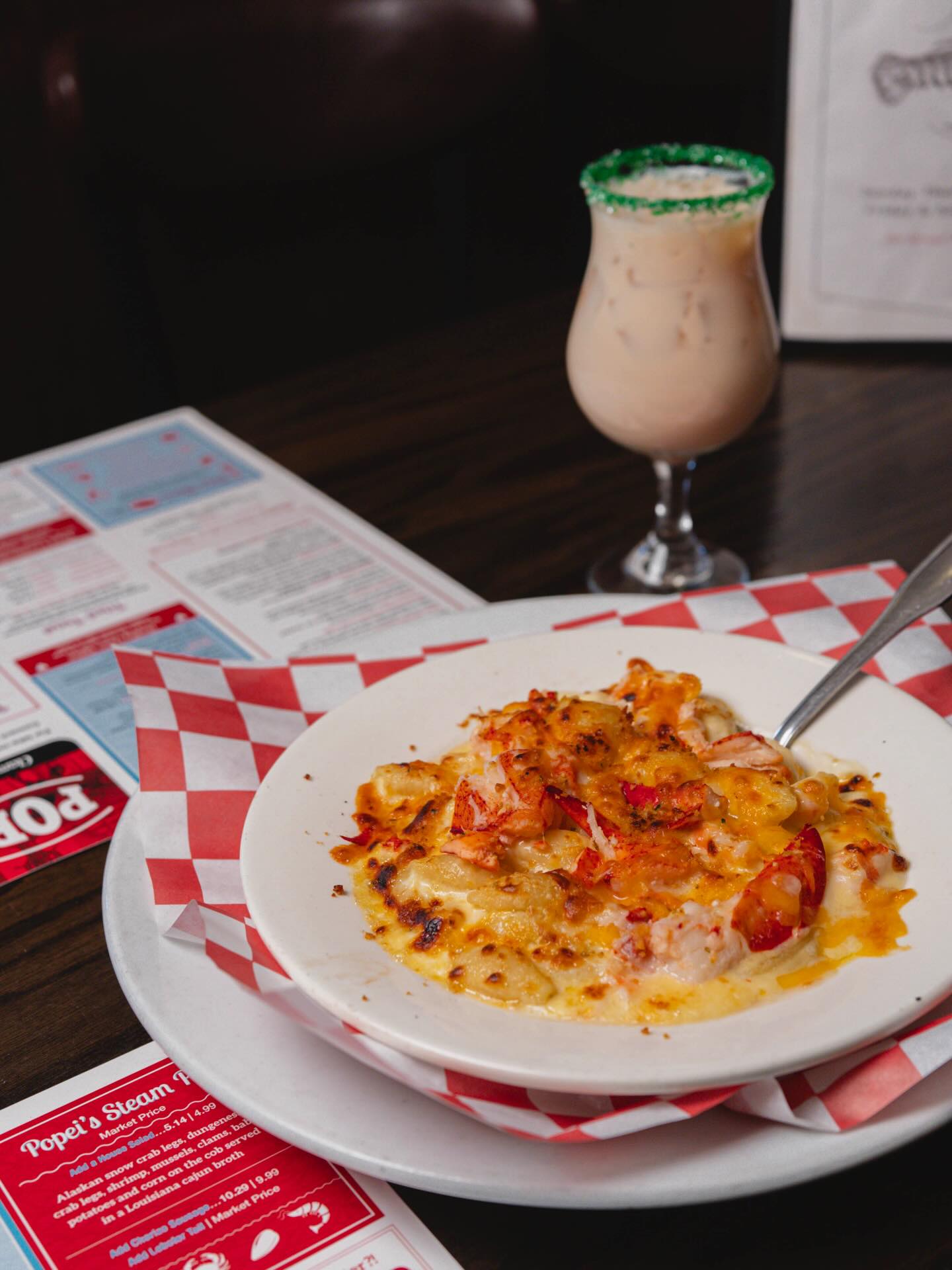 🔥 Cold weather calls for comfort food. Our Seafood Mac & Cheese brings shrimp, bacon, lobster, and plenty of cheese together for a crave worthy dish at #PopeisClamBar
#deerparkeats #longislandseafood #longislandfoodies #lirestaurants