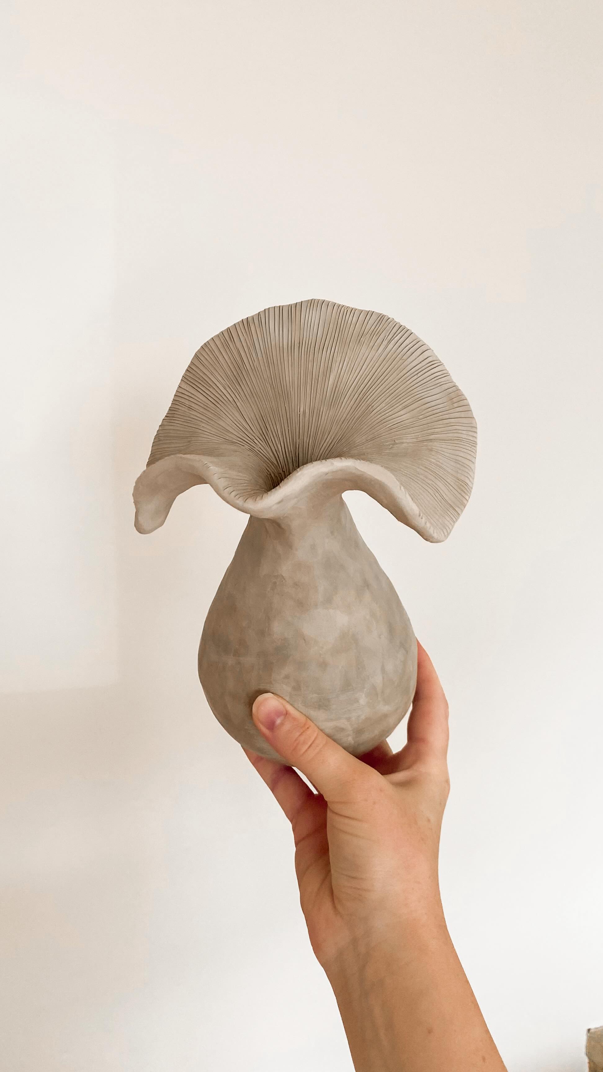 There’s so much that goes into making each piece. I love sharing not just the finished work but all the behind-the-scenes moments of creating ceramics from scratch. Each piece is made with intention, time and care and it means so much when each finds a home 🫶🏼
:
#handmadeceramics #lizzieanndesign #clay #pottery #handmade