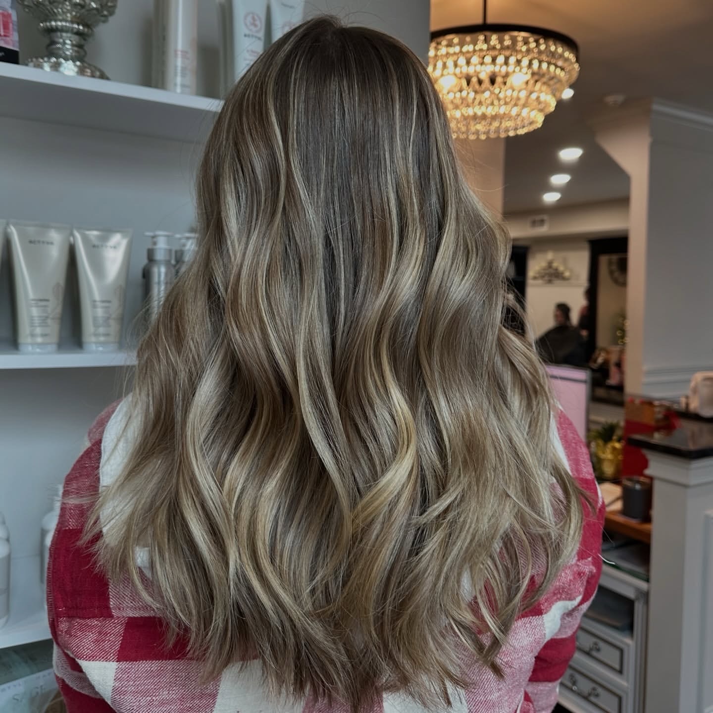 The most perfect blended bronde 😍✨
Ringing in the new year with the best hair 🎆
by Noelle (@noellesmaneevent)
.
.
.
#lelegancesalon #farfromordinary #cheshiresalon #modernsalon #behindthechair ctstylists ctcolorspecialist cthair