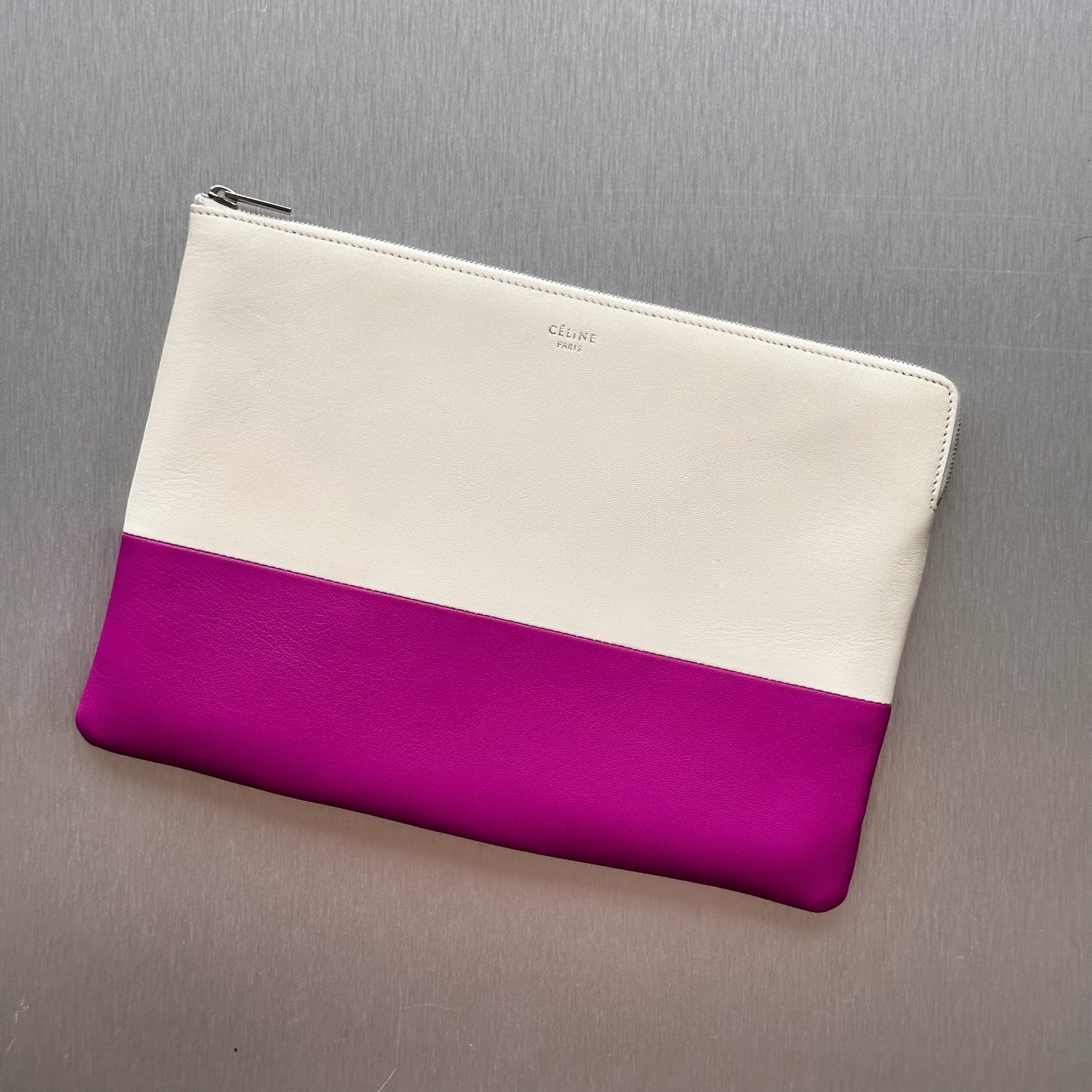 The Celine Bicolor Solo Leather Pouch Clutch in Purple and White is sleek, modern, and effortlessly chic. Minimalist luxury with a pop of color, perfect for day or evening wear.
For more information, please refer to the website link provided in the bio.
Listing no: UK 3127
Opuluxe.sg is not affiliated to the brands featured. We are an independent consignment platform of authenticated luxury products. All trademarks and copyrights remain sole property of the brands.