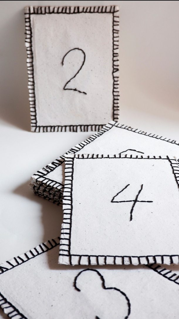 MESEROS ARTESANALES PARA PAULINE & ÁLVARO.
Cosiendo a mano, puntada a puntada, sobre papelería artesanal para una boda muy especial en el Palacio de La Fresnera, Madrid.
Este trabajo lo hice en verano, en plena temporada alta, cuando el tiempo escasea pero las manos siguen creando.
Hoy con calma puedo enseñarlo.
Lo hecho a mano no es solo una técnica: es tiempo, cuidado y una forma de dar valor a lo irrepetible. Cada puntada cuenta una historia que ninguna máquina puede repetir.
#hechoamano #papeleriaqueemociona #papeleriaparaeventos #artesanía #mdateliercreative