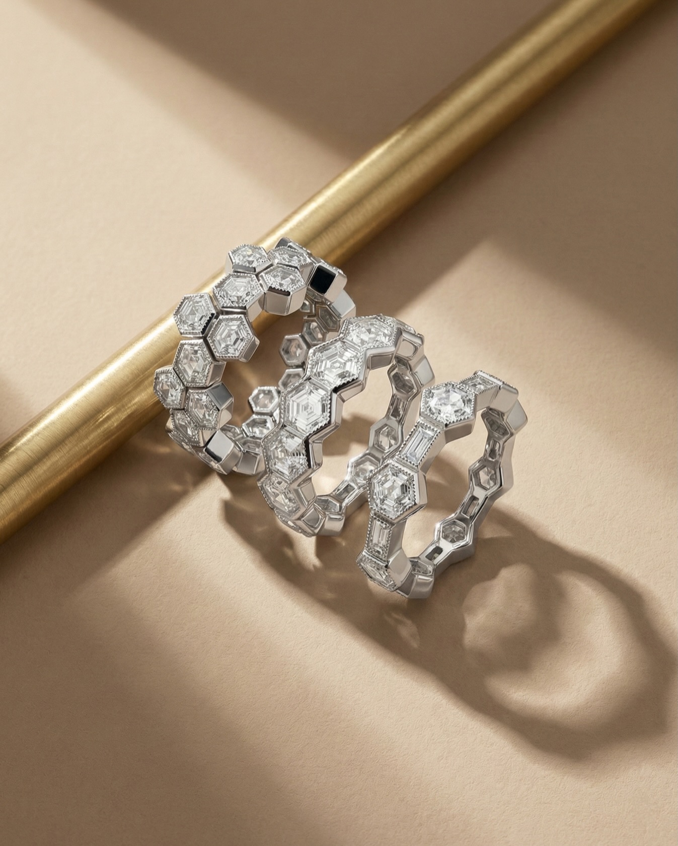 Infinite edges. Ending our series with a lesson in continuity. Sharp corners meet the endless circle. A modern classic, redefined.
#DilaExclusive #HexagonCollection #GeometricJewelry #ModernDiamonds #RingStack
