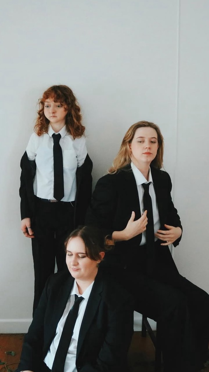 Red Hill are an indie folk rock band, primarily operating from the southside of Brisbane/Meanjin – not to be confused with the inner-northern suburb, which in the 2016 census had a population of 5,560. Quirky and queer, they’re here to rock your socks off, then gently and lovingly place them back on your feet.
Resident journo @hazelmeimusic had a chat with @redhillbandnotsuburb at @woodfordfolkfestival. Catch them at Pineapple Lounge 1pm on Tuesday 30th December 🍍