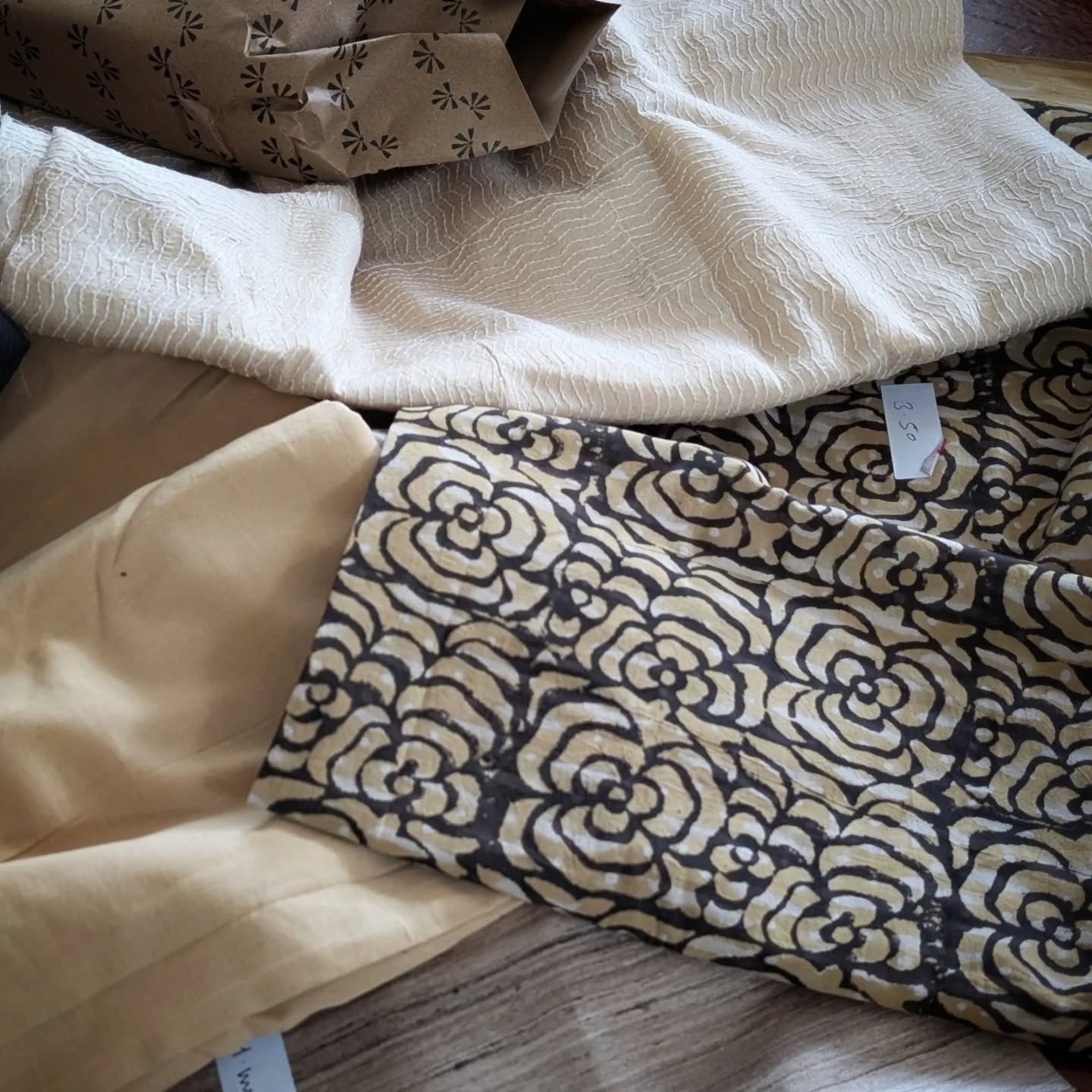 El lujo comienza en la fibra.
Una selección internacional de sedas puras ha cruzado el océano hacia nuestro Atelier. Hemos curado texturas que hablan por sí solas: brillo estructural, tacto frío y una caída arquitectónica.
Lo que viene no es solo ropa. Es arte que se viste.
#EveValverdeAtelier #SourcingLuxury #Silk #SlowFashionCostaRica