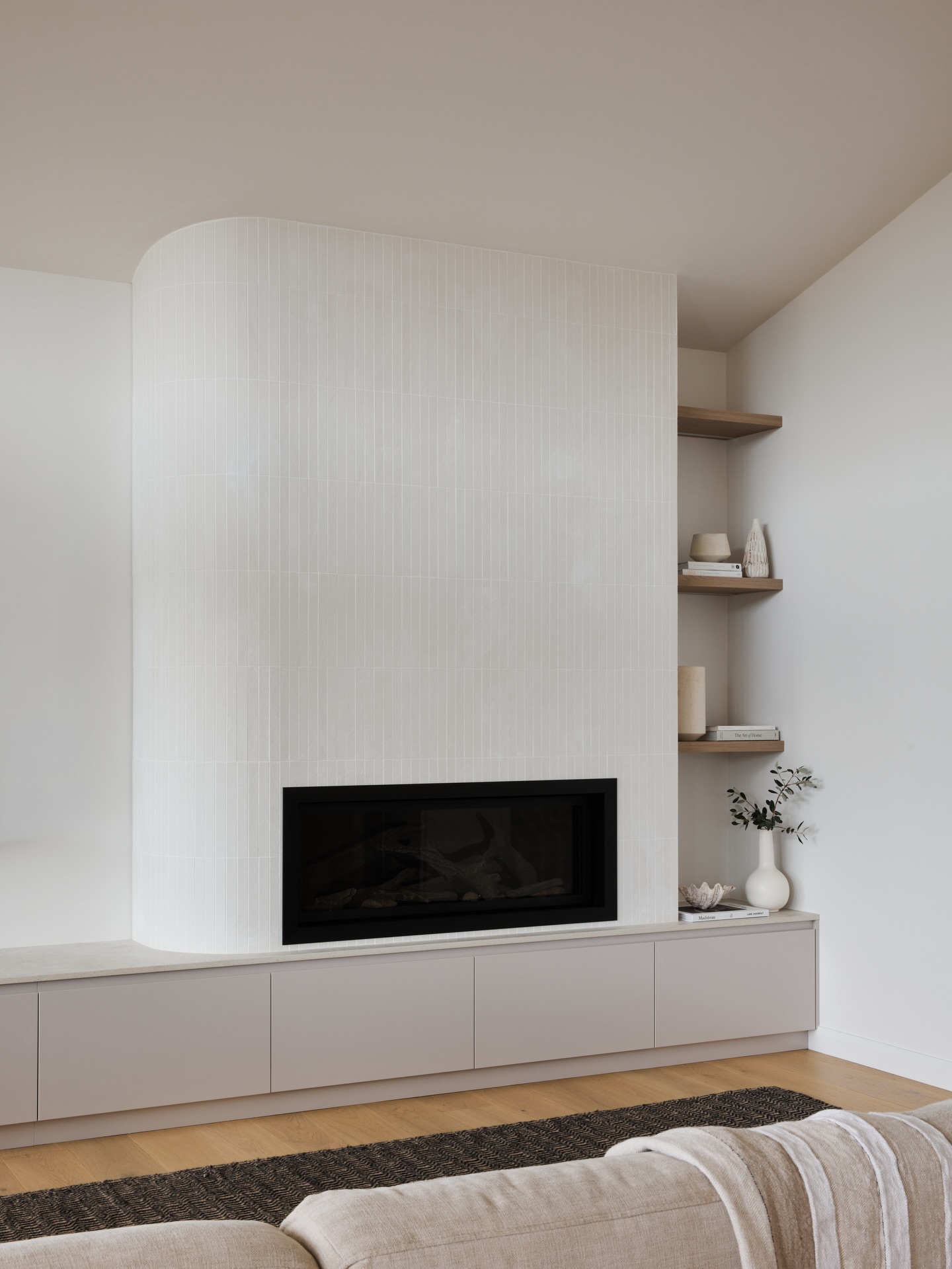 Curve. Texture. Function. Statement.
A curved fireplace wall with the perfect hunted-down-for tiles.
🤍
Photography: @ess.creative
Styling: @stephanie_powell_interiors
#beforeandafterhome #centralcoastnsw #interiordesignsydney #sydneyinteriordesigner #coastalinteriors