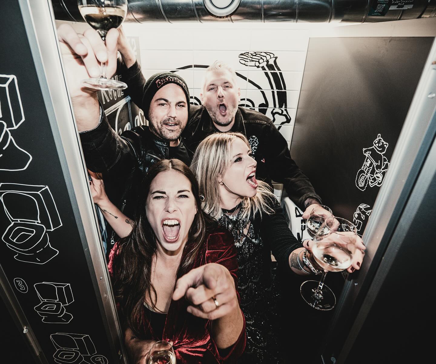 3 x HAPPY: Happy Birthday @dannyramone666 (😘), Happy 2026 to all of you (❤️) and Happy Anniversary to us - 20 years DELILAHS comin‘ up (☝🏽😄🍾)
Foto by @t13fotografie
#newyear #20yearsanniversary #2026