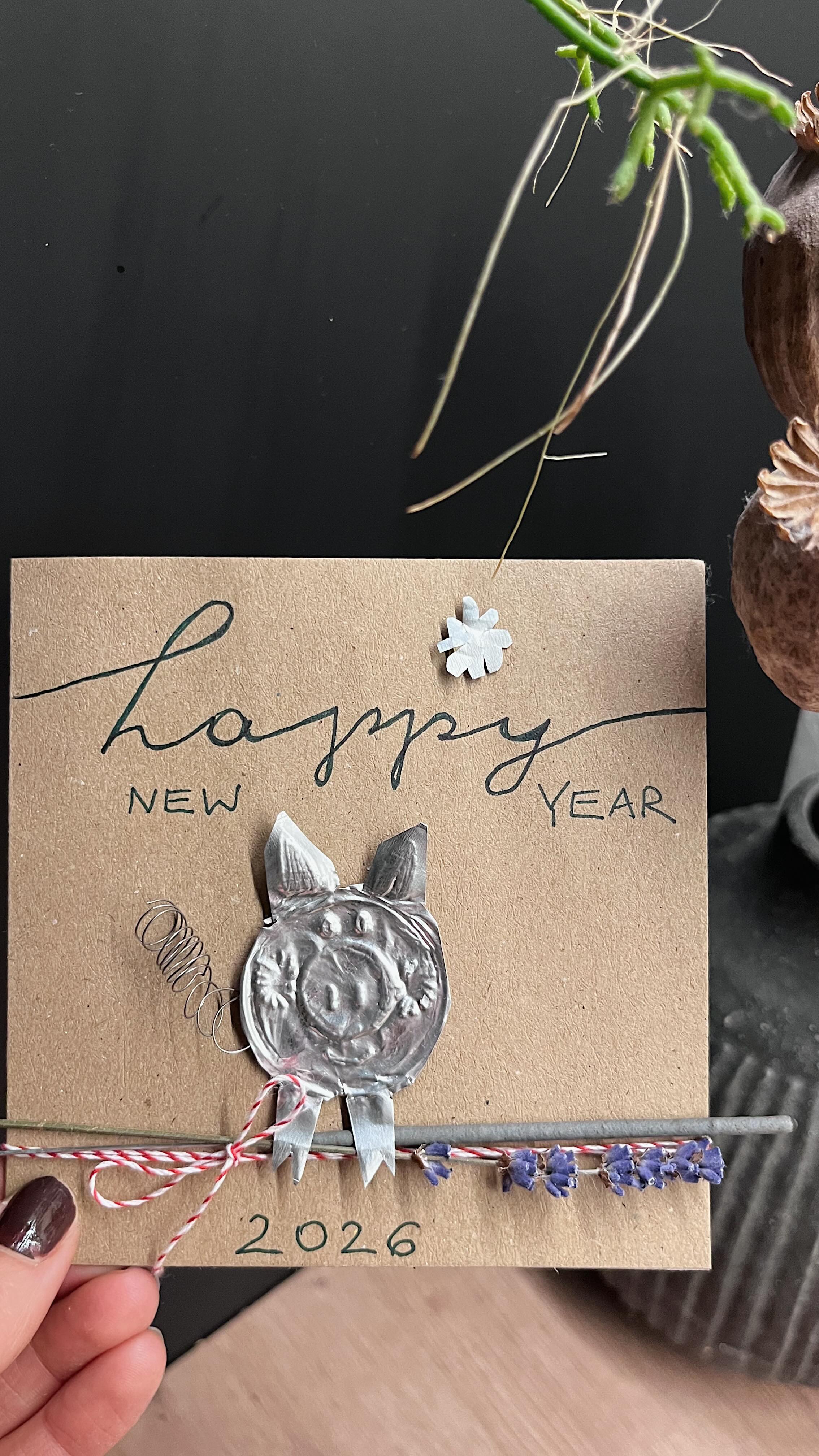 Glücksbringer 🍀
Heute habe ich noch eine schöne Upcycling Idee für euch aus leeren Teelichtern.
Die sind viel zu schade zum wegwerfen und man kann so viel tolles draus machen- zum Beispiel schöne Anhänger oder wie in diesem Fall Glücksbringer 🍀 meine kommen dann auch noch auf eine Karte drauf.
Schaut euch gern das Video an und sag mir, wie euch die Idee gefällt.
Viel Freude beim nach basteln 🤍
Alles Liebe, eure Meli mint
.
#glücksbringer #happynewyear #silvester #luck #neujahr #jahreswechsel #upcycling ##upcyclingideas #love #diy #selbergemacht #glück