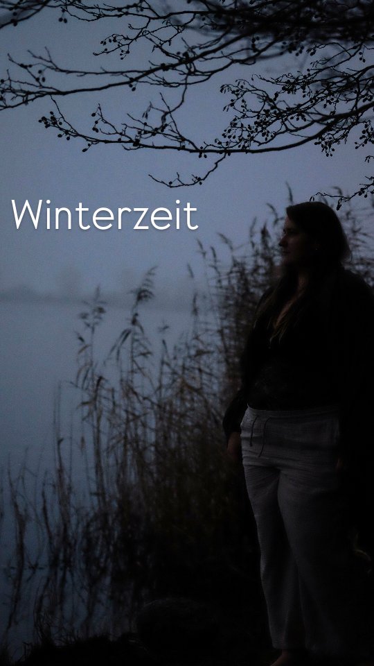 Winterzeit
Der Schnee schluckt die Geräusche, es wird still um uns, es wird still in mir. Die Zeit läuft langsamer, die Welt da draußen rutscht weiter weg. Der viele Schnee reguliert, wie es kaum etwas anderes kann, wenn ich im dämpfenden Weiß stehe, wird es in meinem Kopf still und ich höre meine innere Stimme besser. Sie flüstert mir zu, was das Leben mir gerade sagen möchte.
Der Frost bringt alles zum Stehen, das Leben gefriert und alles bewegt sich langsamer, achtsamer. Unter dem Eis liegen all die Geschichten, die wir uns erzählt haben, all die Gedanken und Bewertungen, die Urteile und Zweifel. Die Eiszeit zeigt uns, dass wir alle gemeinsam hier sind, dass wir alle gemeinsam schlittern und alle ähnlich elegant dabei aussehen. Der Frost erinnert uns an das, was uns verbindet und dass es möglichweise mehr wiegt als das, was uns trennt. Der Frost zeigt mir was wirklich wichtig ist im Leben. Was bleibt, wenn es taut? Was verschwindet im Frost für immer?
Der Sturm fegt übers Land und baut Schneeberge, so hoch wie wir sie hier nur selten haben. Für die einen ein riesengroßes Abenteuer, für die anderen Chaos und Hindernis. Der Sturm pustet uns durch, uns alle. Er bläst alles Weg was nicht schwer oder fest genug ist. Im Sturm zu stehen, die Winde im Haar zu spüren lässt mich lebendig fühlen. Die Naturgewalt zeigt uns wie unbedeutend wir doch sind und das lässt mich demütig werden und gleichzeitig frei. Frei an meine Träume zu glauben und die in den Wind zu schreien. Frei alles zu leben was in mir steckt, bevor Mutter Erde mich irgendwann zu sich holt. Wir sind nur ein Eiskristall im Wind der Zeitalter – lasst uns fliegen, statt uns an alten Mauern festzuhalten.
⏩️Die WINTERRUHE wirkt in uns, wir sind noch mitten drin. Du erwachst nicht von heute auf morgen aus dem Winterschlaf, die Energie wechselt langsam. Nutze den Januar zur Winterruhe, der Dezember war vielleicht wild. Schaue nach innen, richte dich aus und scheiß auf den kalendarischen Jahresanfang. Höre auf dich, auf deinen Körper, deine Seele, auf dein Gefühl und schau dir an was Mutter Natur macht. Lass uns mit ihr gehen, langsam Schritt für Schritt aus der Winterzeit in Richtung Frühling.
📷 @ayuronja