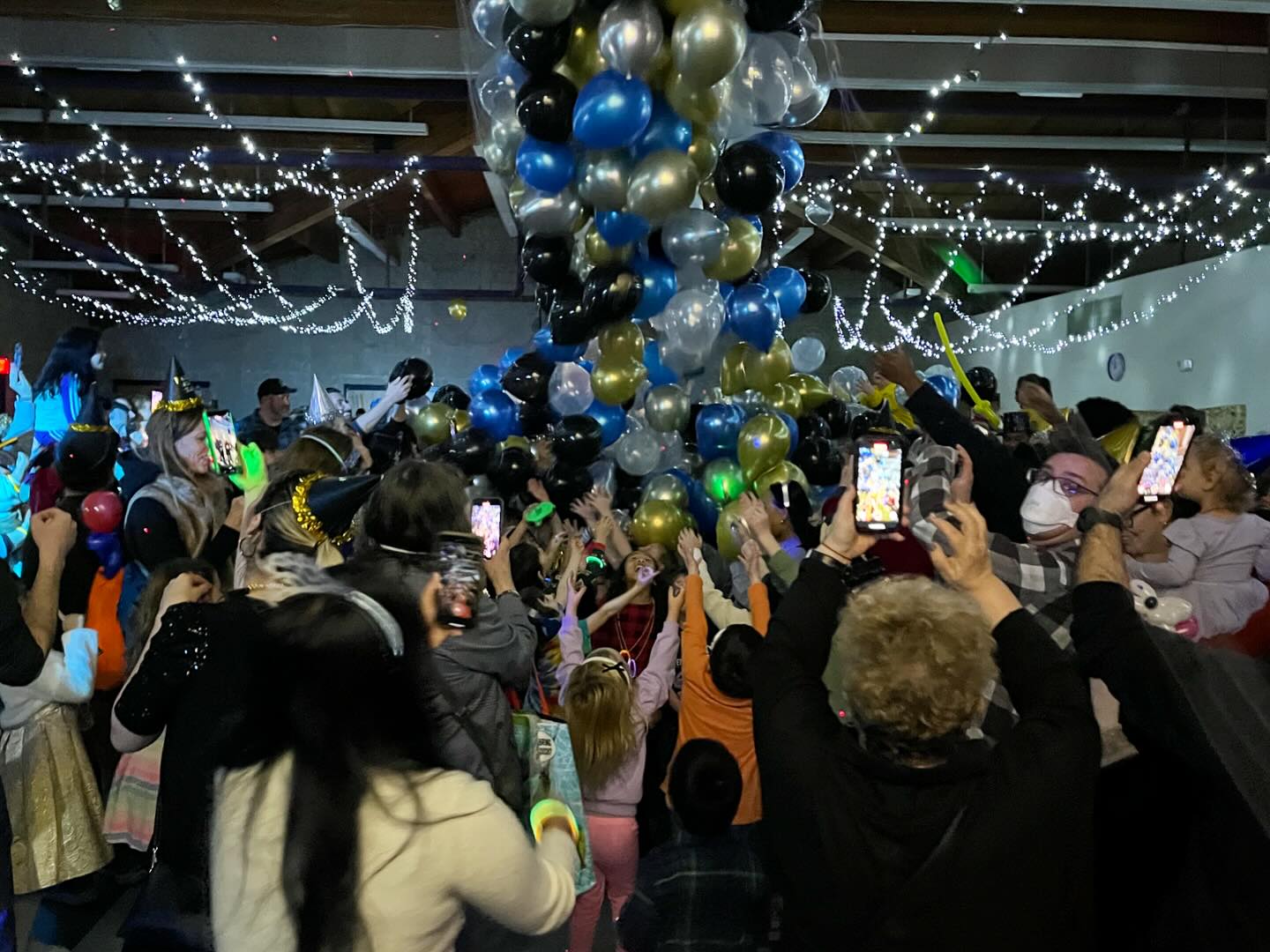 Ended 2025 with a double header! Skokie community event and then Elgin Casino for the evening. Grateful for all my new partners in Chicago for trusting me for the vibes 🙏🔥🎉
@artaffair_pro and @hwazdj love you guys