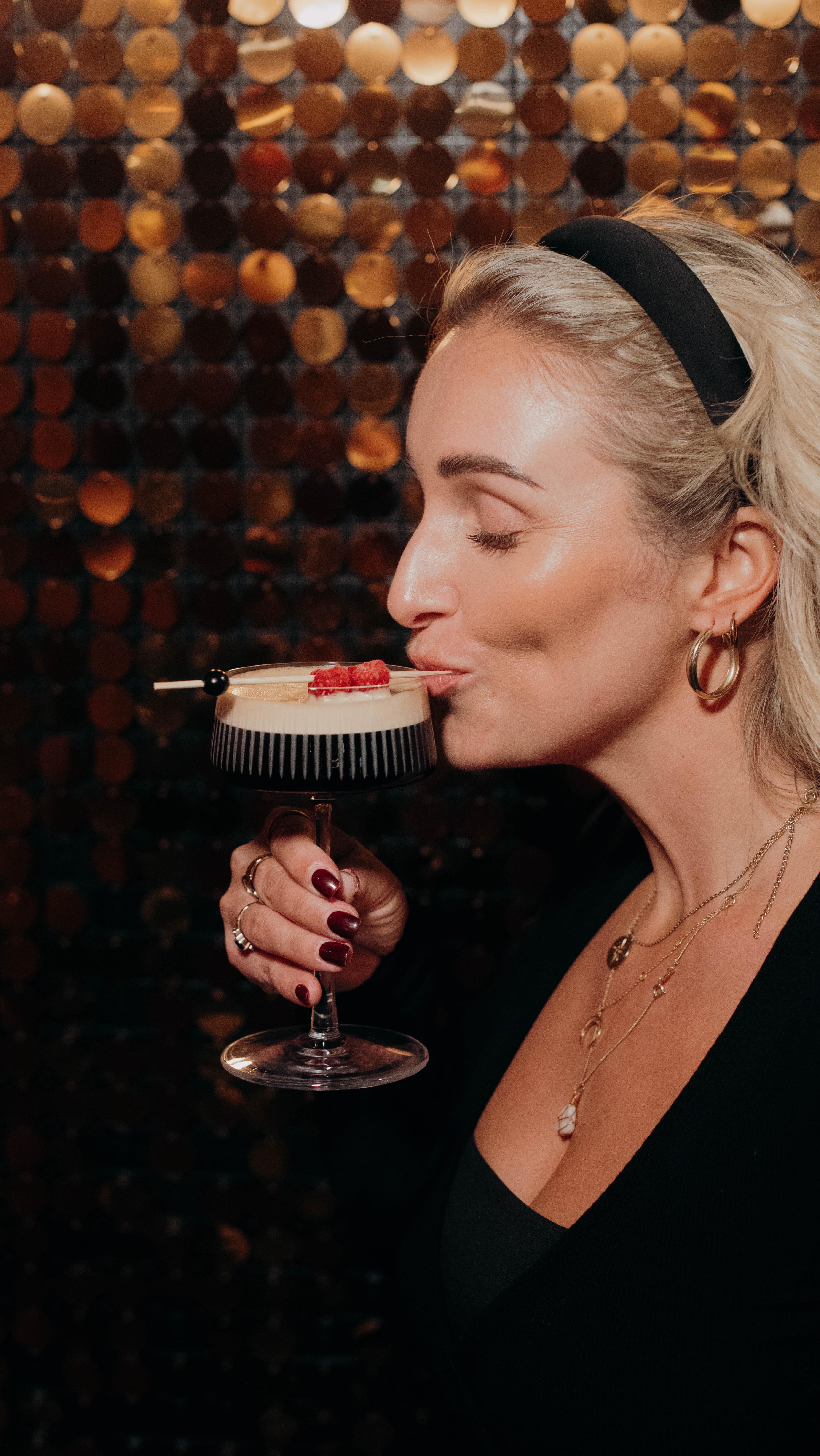 Die letzten Tage des Jahres laden ein,
langsamer zu werden, anzustoßen
und den Moment zu genießen ✨
Gute Drinks, entspannte Atmosphäre
und genau der richtige Ort, um das Jahr ausklingen zu lassen 🍸
#lvdwigbar #cocktailbar #cocktailbarvienna #barsvienna #viennadrinks