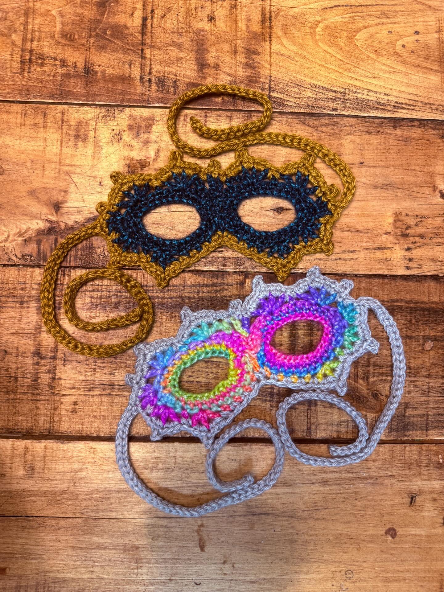 A little sneak peek at what's in store for my Bridgerton pop up next month at @comiccontrollers 🤫 More details (and colors) soon!!
What are your favorite masquerade accessories?