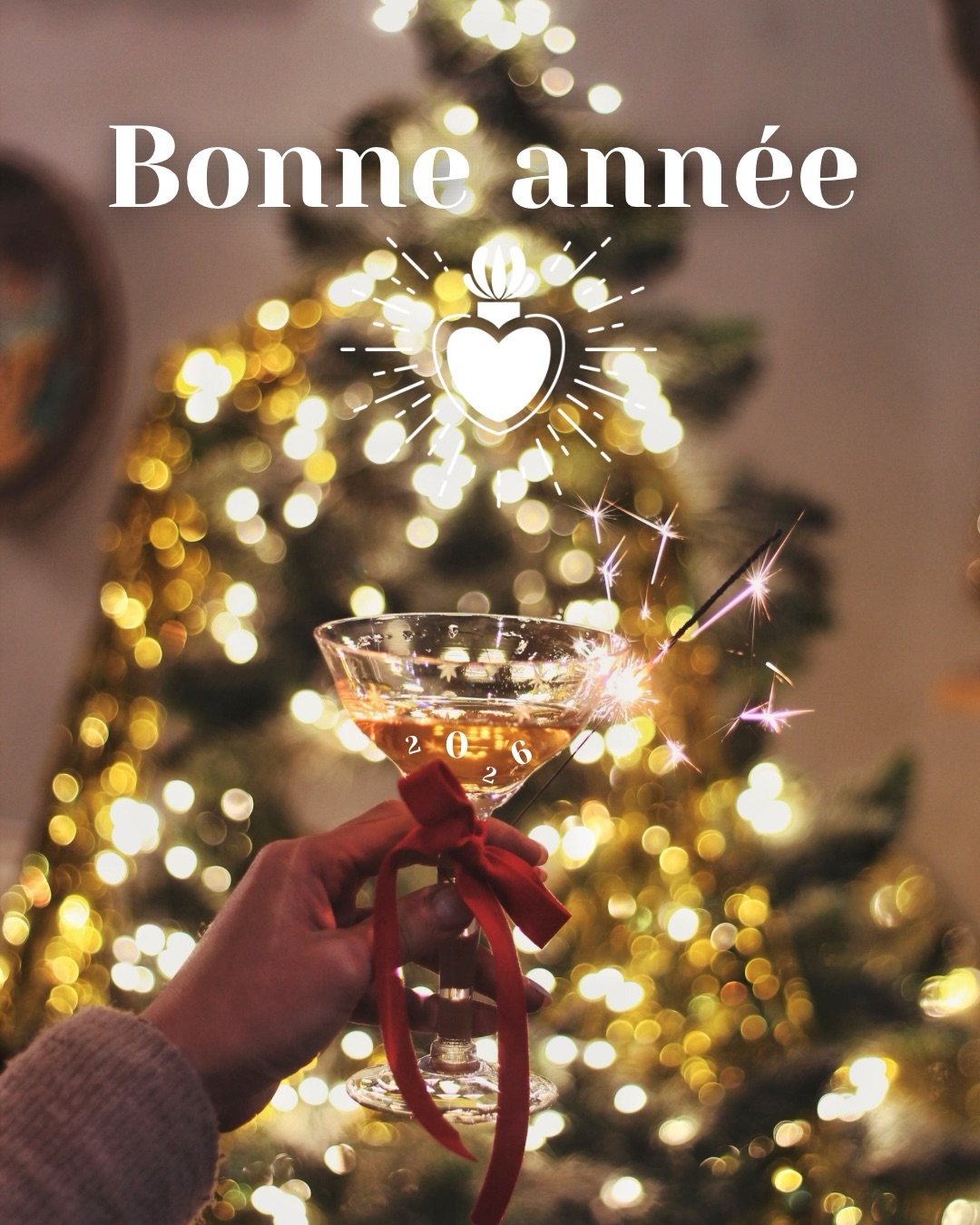 ✨ Bonne année 2026 ✨
Cette année sera placée sous le signe
de la douceur, de l’essentiel
et de la réinvention pour Maison Palou 1809.
L’aventure va devoir évoluer…
La suite arrive autrement 🤍
🪩Pour 2026, j’ai envie de vous souhaiter bien plus que des résolutions.
Je vous souhaite du temps.
Du temps pour vous, pour ralentir, respirer, ressentir.
💫Je vous souhaite de vous faire confiance,
d’oser être pleinement vous,
sans vous excuser, sans vous comparer 🤍
Je vous souhaite des journées simples mais belles,
des détails qui font sourire,
des moments vrais, entourées des bonnes personnes.❤️
Que 2026 soit une année douce, alignée,
où vous choisissez l’essentiel
et ce qui vous fait profondément du bien ✨
🙏🏻Encore merci d’être là et d’avoir soutenu Maison Palou 1809 depuis le début.
Très belle année à vous 🤍