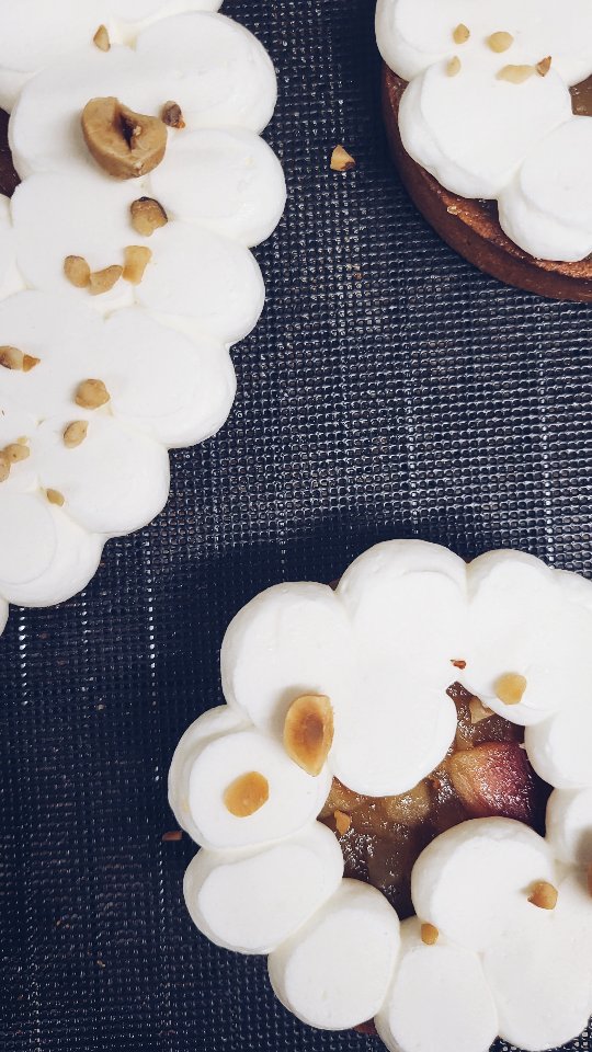 2025 ✨️ Fin d’année.
Ce n’était pas une année comme les autres.
C’était la première.🫣
L’Oiseau Nocturne n’a pas encore (officiellement)un an, mais le chemin parcouru est déjà grand.
J’ai appris sur le tas.
J’ai douté souvent.
J’ai ajusté, corrigé, recommencé.
Tout n’a pas été parfait.
Mais tout a été fait avec le cœur. ❤️
Merci à ceux qui ont goûté,
à ceux qui sont revenus,
à ceux qui ont cru en ce projet dès le début, à ceux qui m’aident à l’améliorer, le développer ou juste mettre des cookies en sachets.
Ce n’est que le début.
🖤
#patisserieartisanale #faitmaison #patisseriecreative
#foodtruckpatisserie #artisanindependant