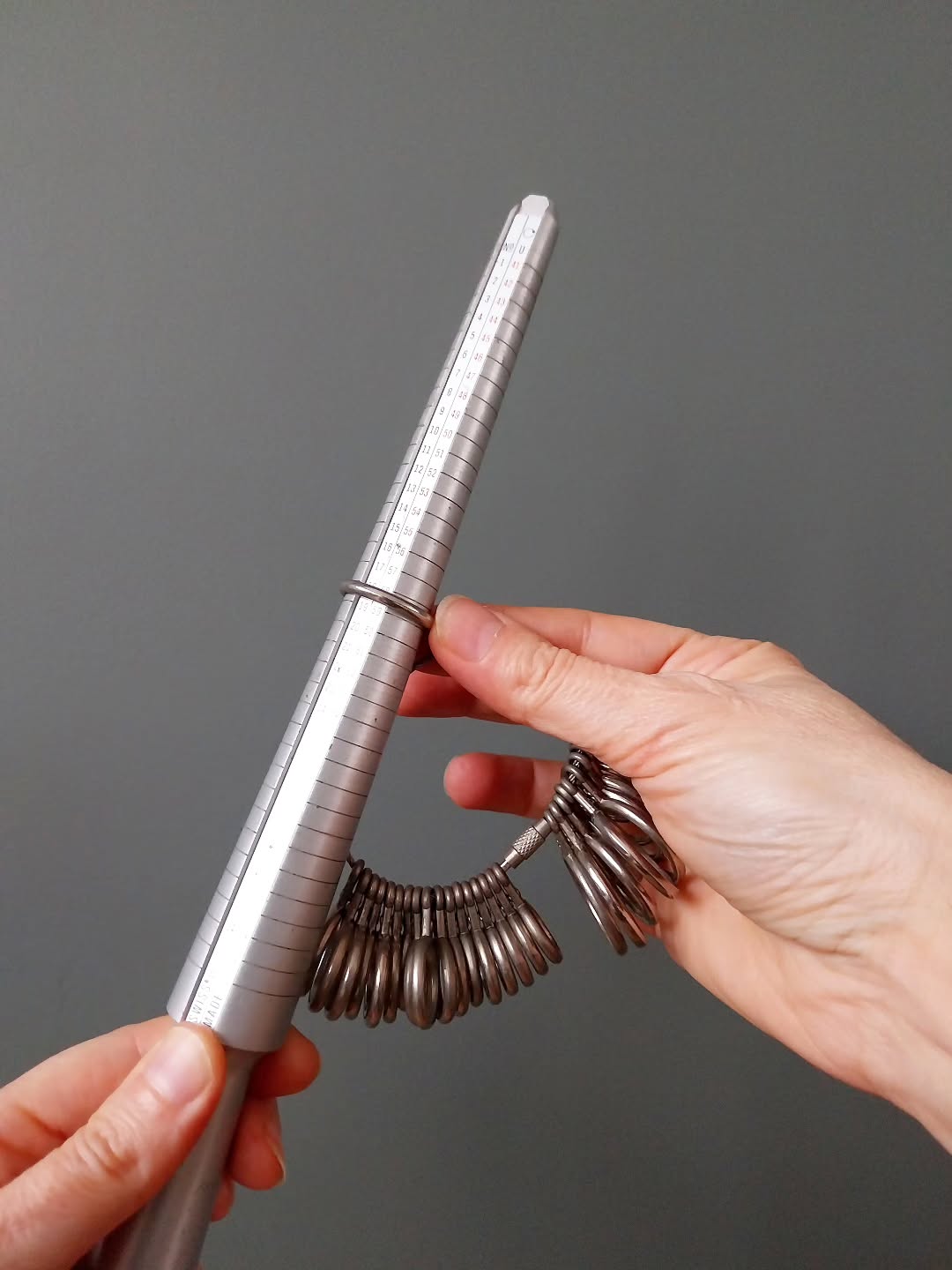 Wie bij mij in het atelier een ring laat maken,
komt niet één keer — maar meerdere keren.
Het begint met luisteren.
Naar jouw verhaal, jouw wensen, wat je voelt
en wat dit juweel mag betekenen.
Daarna ga ik op schattenjacht
om samen jouw edelsteen te kiezen —
degene die klopt, niet alleen mooi is.
Wanneer het juweel klaar is om naar de edelsteenzetter te gaan,
vraag ik je nog eens langs te komen.
Voor een pasbeurt.
Omdat alles juist moet aanvoelen.
Na het zetten van de steen
en een laatste polijstbeurt of rodiëring,
is het moment daar.
Dan mag jij jouw juweel komen ophalen —
gemaakt in stappen,
met aandacht,
en helemaal voor jou.
#goudsmid
#handgemaakt
#uniekjuweel
#tijdloosjuweel
#persoonlijkjuweel