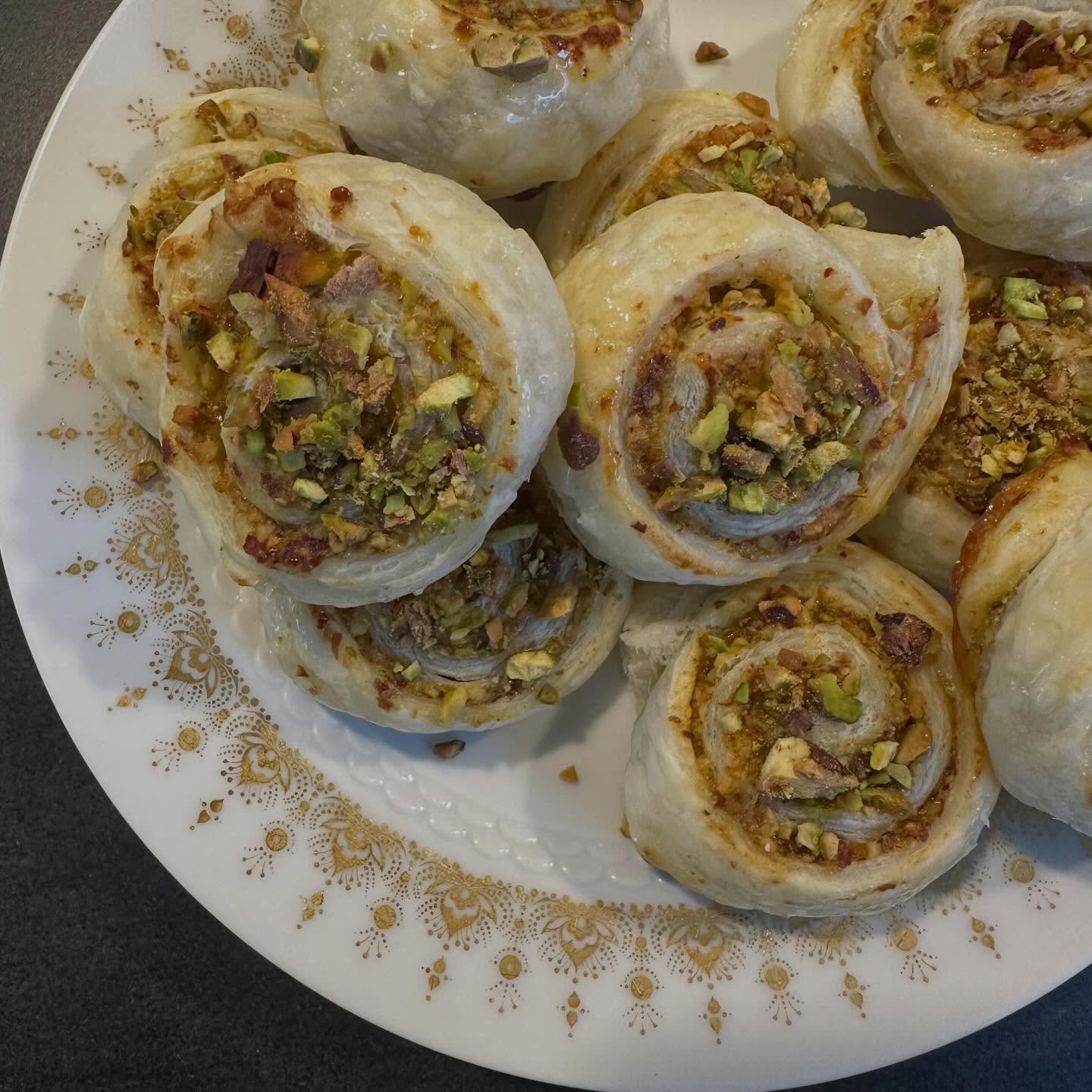 ✨ Safran-Blätterteig-Schnecken mit Pistazien ✨
Klein, goldgelb & wunderbar aromatisch – das perfekte Apero-Gebäck zum Glas Wein oder Sekt 🥂
Zutaten (ca. 20 Stück)
-1 Rolle Blätterteig (rechteckig)
-1 Prise Safranfäden
-100 g Frischkäse
-50 g Parmesan
-1 Eigelb
-Pfeffer
-Pistazien
👨🍳 Zubereitung:
1. Safran einweichen, mit Frischkäse, Parmesan & Eigelb verrühren und würzen,
2. Blätterteig bestreichen, Nüsse drüber, aufrollen & in Scheiben schneiden.
Bei 200 °C (Umluft 180 °C) ca. 15–18 Min. goldbraun backen ✨
👉 Aussen knusprig, innen cremig-würzig – einfach himmlisch 💛
#apéro #aperozeit #aperochic #aperoidee #aperofood #foodschweiz #schweizerfood #safranliebe #blätterteigrezepte #fingerfood #aperozeitistbestezeit #hausgemacht #rezepteinspiration #foodinspo #herbstrezepte