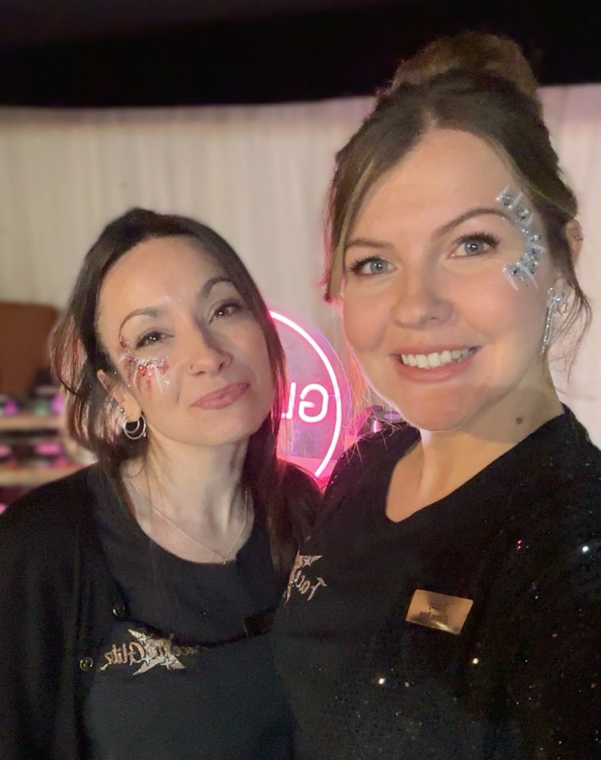 ✨FIRST EVENT OF THE YEAR✨ We kicked off 2026 with a bang for Bella Pubs Christmas party at @ravenwood_hall 🎉
Mitzi and I had so much fun glittering everyone. Swipe ➡️ for a few more photos from our amazing evening.
A huge thank you to the lovely @beckywrightauthor for booking us!❤️
.
.
#suffolkevent #suffolkglitterbar #suffolkcorporateevent