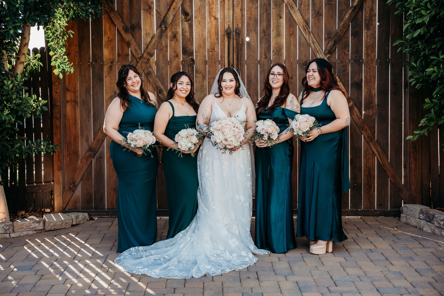 Every bride needs her girls 🥂🤍
.
.
#bridesmaids #weddingday #weddingphotographers #weddingphotography #weddingphotographer @thevenueatchilleens