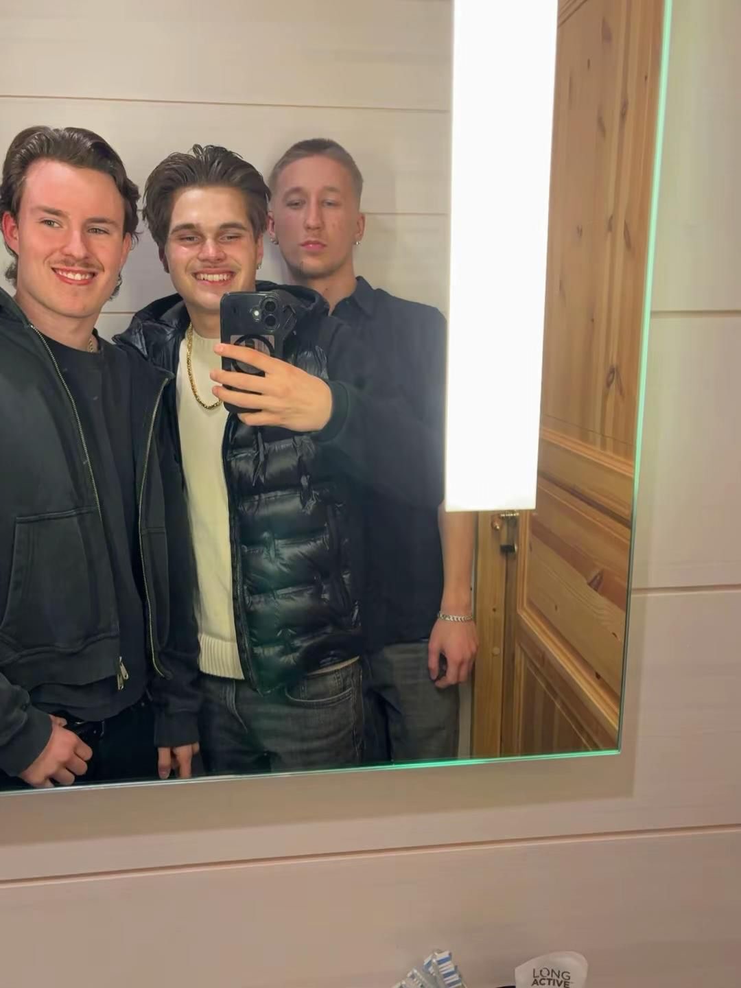 Chilling and training back home in Finland 🇫🇮
Big thanks to @kevinbett for the luxury service at home, recovery sessions don’t get better than this 🙏🏻💪🏻