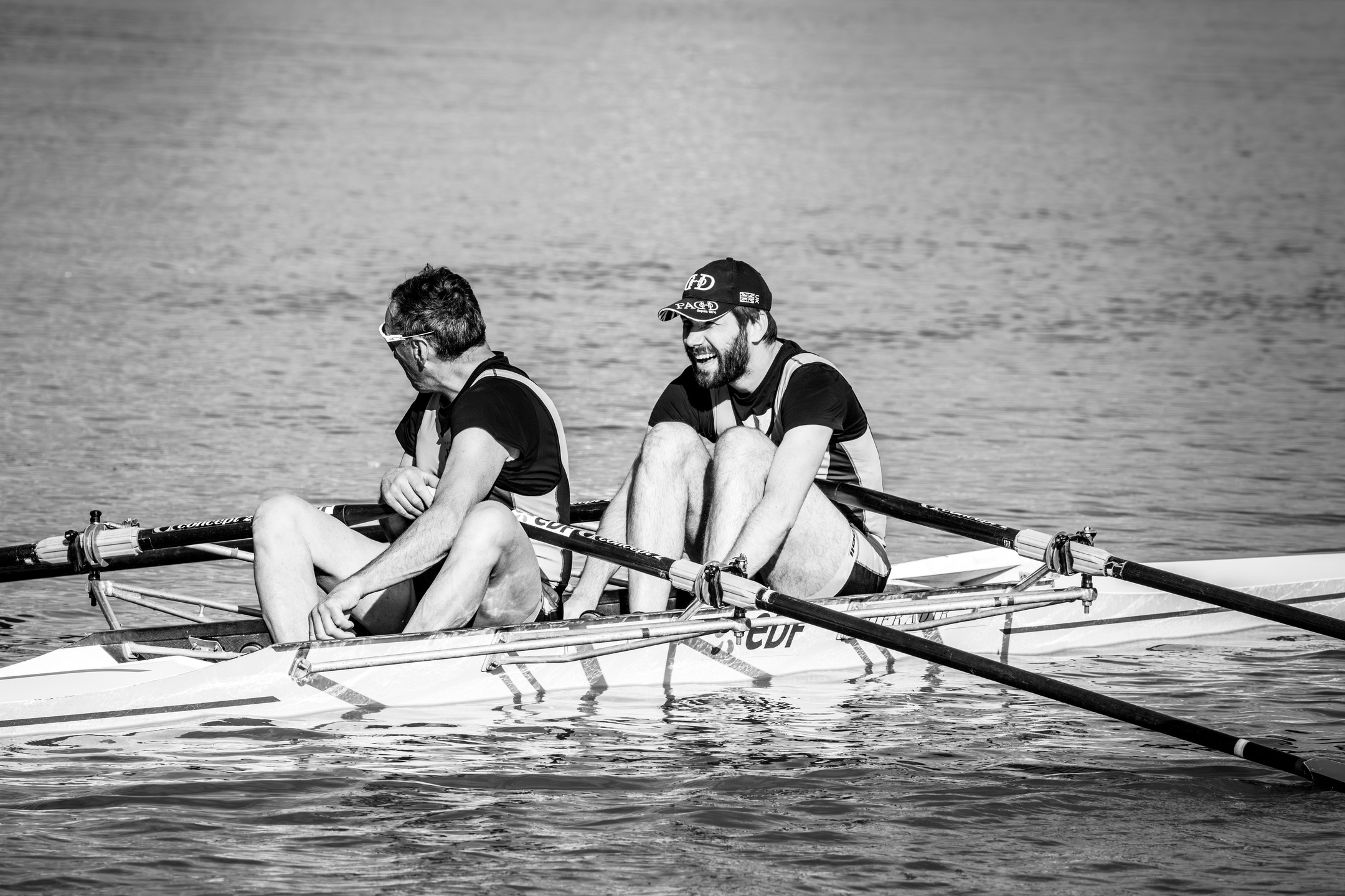 Deux rameurs. Un même bateau. Un même rythme.
Des sourires, de la fatigue, et cette complicité qui ne se décrète pas, elle se construit coup après coup.
L’aviron, c’est autant une histoire de performance que de confiance
#aviron
#rowinglife
#sportsphotography
#photographedesport
#sportnoiretblanc
#blackandwhitephoto
#momentauthentique
#emotiondusport
#sportpassion
#photographefrance
#photographepro
#photoinsta
#instasport
#teamwork
#espritdequipe
#instablackandwhite
#storytellingvisuel
#photographieartistique
#instagood