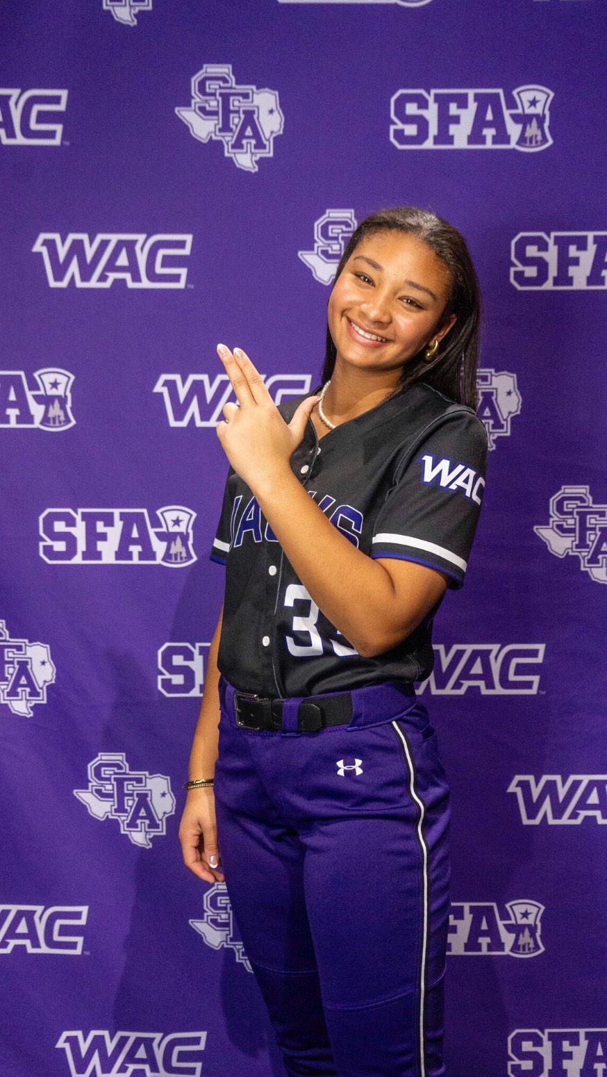 🥎 Freshman at SFA 🪓 Gianna Lewis ( @_giannalewis ) putting in work in the past year at ETF with Coach Twin! Tons of power with her and over the last year it’s been how can we keep the same amount of power (and some) while speeding up the swing. With that in mind we have been working a lot with weighted bats and other overload training tools to increase bat speed! I can’t wait to see how her spring season goes at the D1 level and hope to get to see her play in person soon.