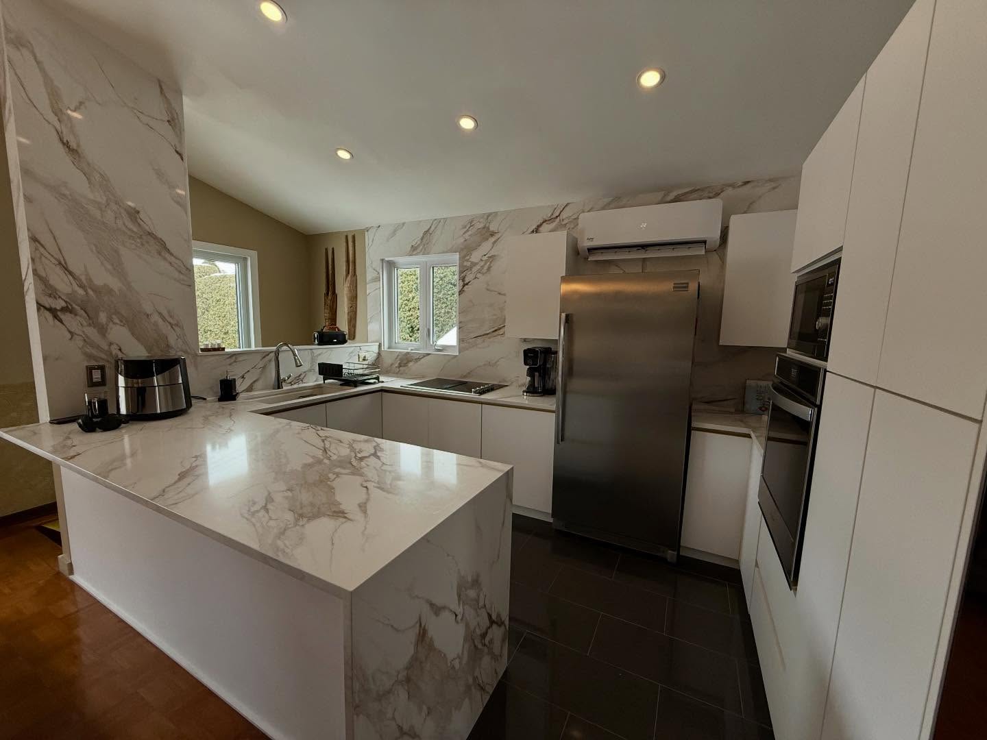 Visite d’une cuisine que nous avons complété en 2025. Nous aimons beaucoup les murs de quartz! #constructionvcm #cuisine #2025 #quartz #renovation