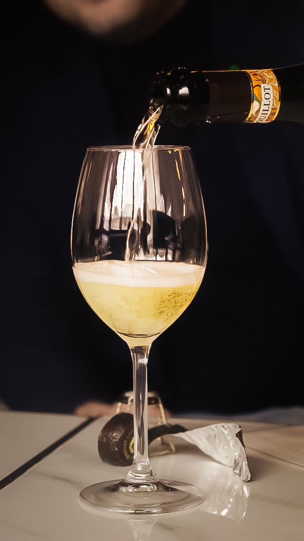 Vous avez pensé à réserver pour votre soirée du réveillon ? ✨✨
On trinque tous ensemble pour la nouvelle année 🍾🥂
#Flaschbak1975
@louisbouillotofficial
🎥 @troisiemeservice.studio