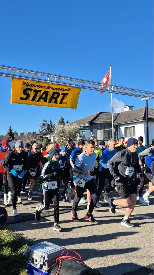 Der letzte Lauf des Jahres – und was für einer!🏁
Der Gippinger Stauseelauf @stauseelauf bot einen würdigen Jahresabschluss für das #regiosportkollektiv tolle Stimmung, starke Leistungen und frische Winterluft am See.🏃🏃♀️❄️
Merci @focuswater & @dermaplastactive_ch für den Support bis zur Ziellinie!
#running #sponsoring #unterwegsmitechowerk