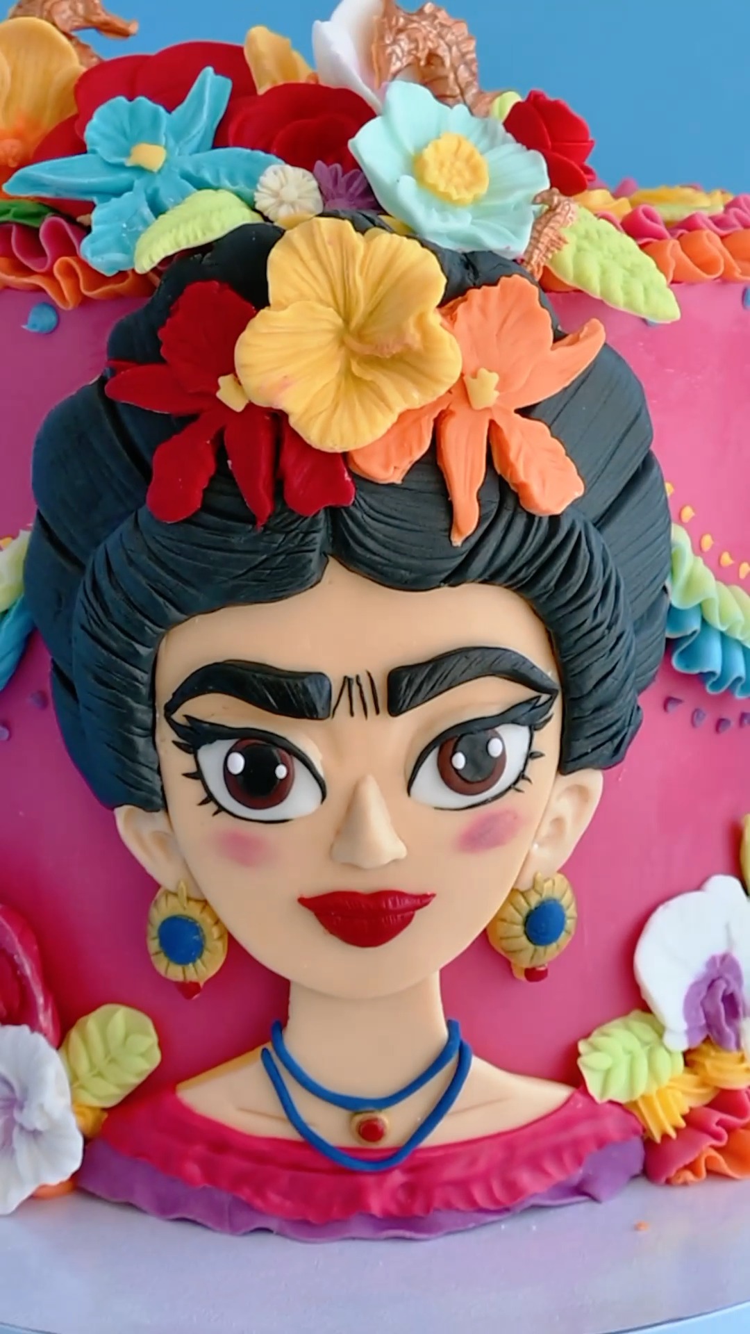 Bold, bright and blooming — a Frida Kahlo celebration cake 🌺🎨
Still obsessed with those colours together.
#FullFatBaking #FridaKahloCake #ArtInspiredCakes #VintageCake #CustomCakesCyprus #SugarpasteFigures #ganachecake