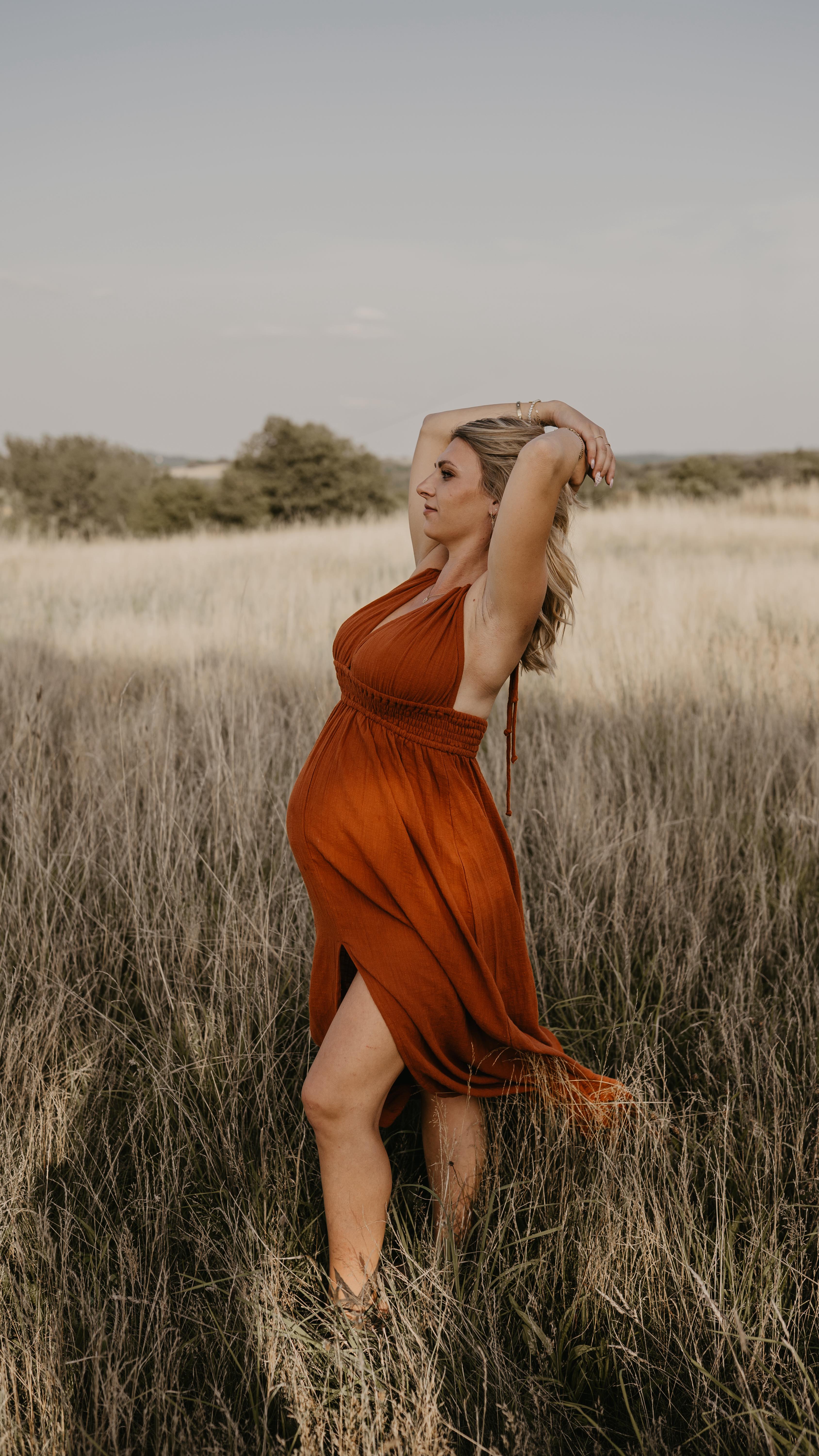 Keine gestellten Posen, kein perfektes Lächeln auf Knopfdruck – nur du, echt, verletzlich und wunderschön.
Es geht um die Momente, in denen du dich selbst wiederentdeckst, dein Körper, dein Herz, dein Rhythmus.
Jede Aufnahme erzählt von Vertrauen, Hingabe und der Liebe, die euch jetzt schon verbindet – und immer begleiten wird. 🤍
@soulmom.era @soulmom.era @soulcare.era
SEO | Babybauch Shooting, Mom to be, Liebe im Bauch, schwanger, Mama 2026, mum2026, Schwangerschaft, mamawerden, endlichschwanger