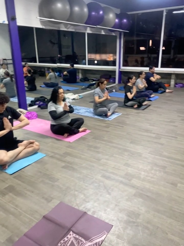 Cerramos el Quinto Sol de Rou Yoga con unos cuantos videos cortos de lo que fue su práctica de Yoga conmigo.
Para mí es un honor no solo de ser guía en su práctica si no también un testigo de lo capaces que son al sembrar una intención y poner acción sobre ello. Sin duda, su vida a cambiado después de pisar ese espacio, y ustedes con su paso me siguen cambiando a mí. 🤍 por un 2026 acompañándonos en este andar! #yoga #mexico #comunidad