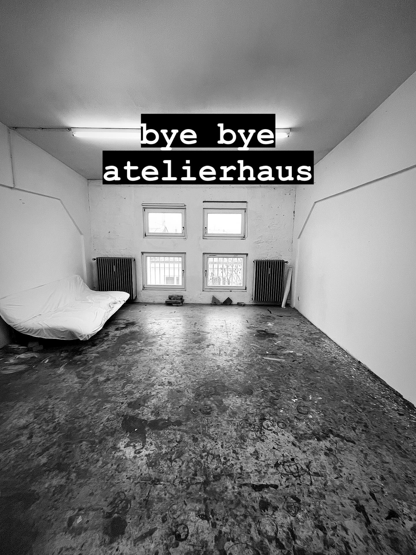 Meine Zeit im Atelierhaus geht zu Ende. Ich gehe mit einem weinenden aber auch lachenden Auge. Die Zeit hier war intensiv und wertvoll und ich werde viel mitnehmen. Ich habe besondere Menschen getroffen, mich ausgetauscht, ausgemalt, ausgetobt, war voller Energie, erschöpft und habe gelernt. Es ist Zeit das Kapitel zu schließen und ein Neues zu öffnen. Ich freue mich auf mein neues Studio und auf das was dort wartet! Geblendet trete ich ein. Ganz besonders großer Dank geht an meine frostsicheren Helfer die mir in ihren wohlverdienten freien Zeit zwischen den Jahren beim Umziehen geholfen haben! Ihr seid die Besten! 🩶 #newstudio #ateliermünchen #gedokmünchen #artmunich