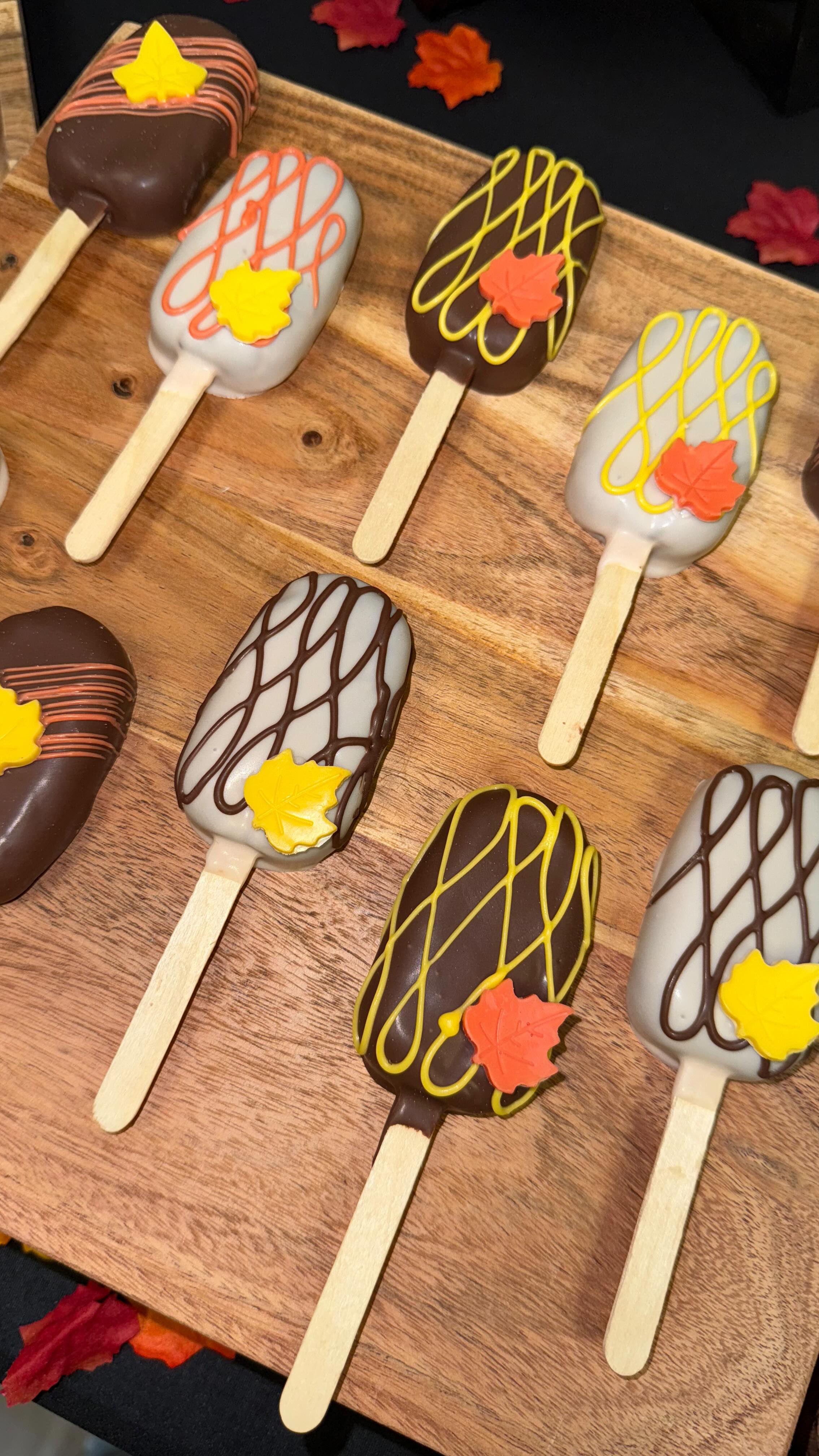Fall cakesicles dipped in silky chocolate, finished with hand-placed mini chocolate leaves and packaged to perfection 🍁🍫
Every detail matters — from the first dip to the final box.
Perfect for fall parties, dessert tables, and seasonal celebrations..
.
.
.
.
.
#fallcakesicles #cakesiclesofinstagram #chocolatecoveredtreats #luxurydesserts #customtreats