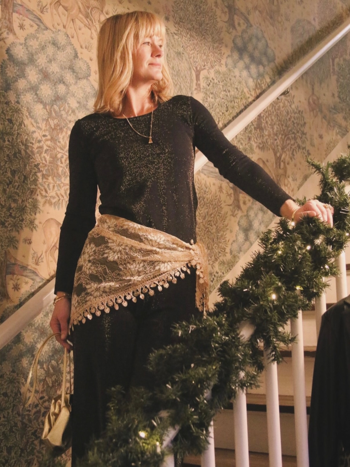 Behöver du hjälp med outfit inför imorgon? Kom förbi @villaed_by_glozzy idag och få hjälp! Ta en fika hos @cafevillaed och kika sen in hos @villaedinredning för extra piff till hemmet, eller kanske behöver du en gå bort present? ✨🖤 Öppet 11-16 idag!
Vi på Villa Ed
Inredningsbutik @villaedinredning
Klädbutik @villaed_by_glozzy
Café & Bistro @cafevillaed
Frisörer @villaed.frisorerna
Injektionsbehandlare @beautylin.se
Kroppsvård & Massage @lindaholtzkroppsvard
Inemotion Psykologi @inemotionpsykologi
Keramik @lerkallan
Skulpturskogen Villa Ed